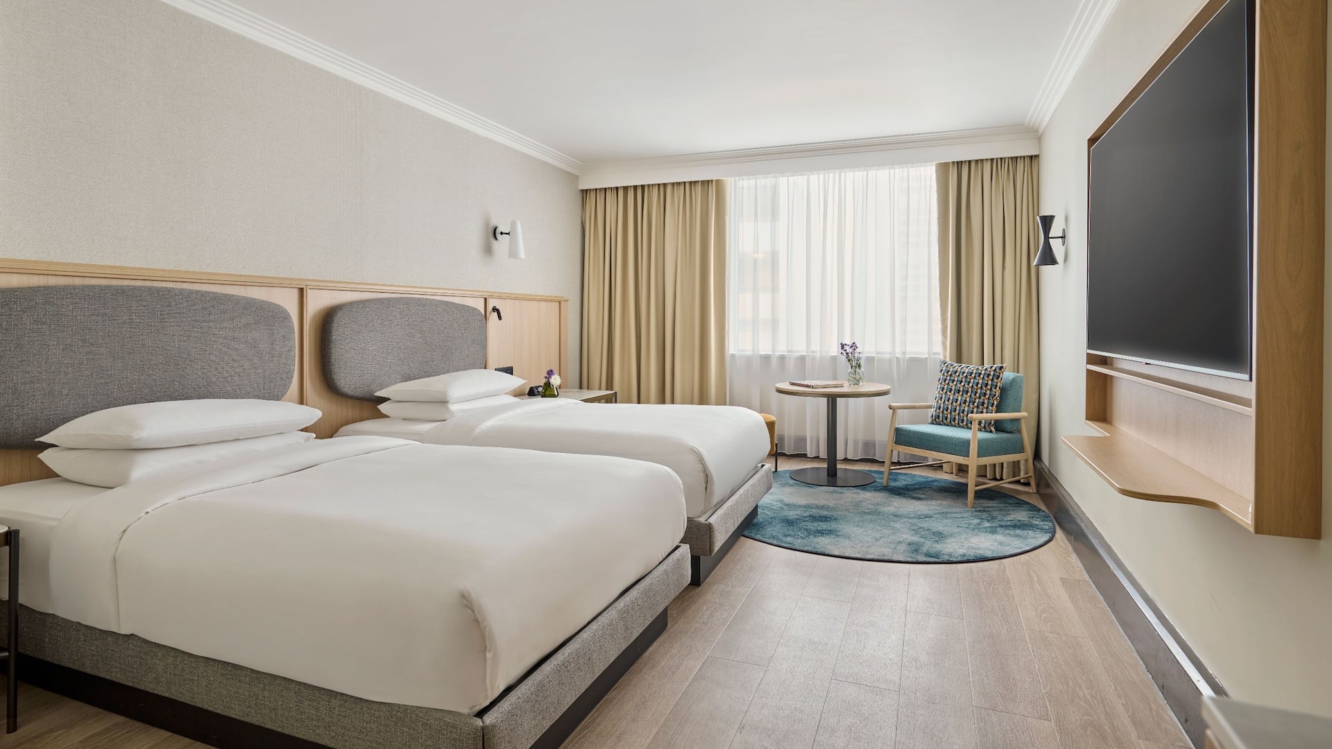 1 из 6 Hyatt Regency London Blackfriars Twin Bed Room Courtyard