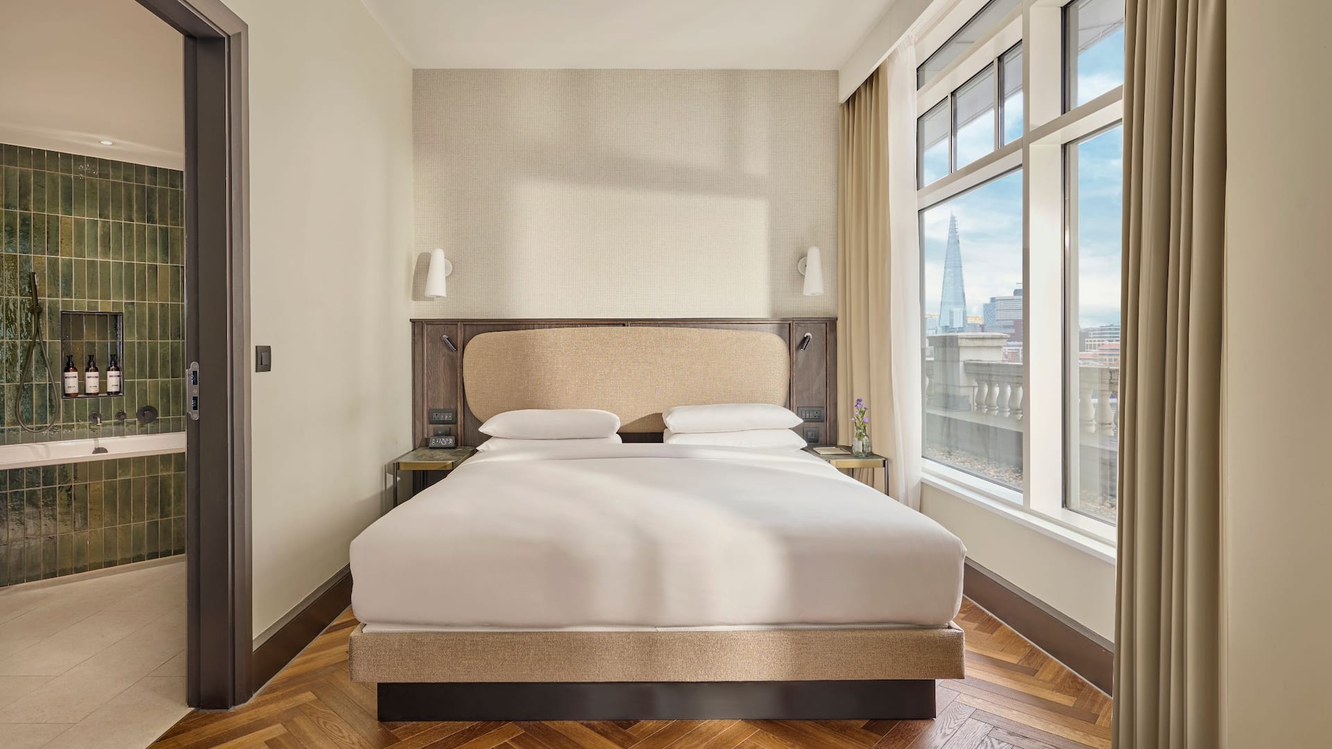 2 из 9 Hyatt Regency London Blackfriars Executive Suite Bedroom