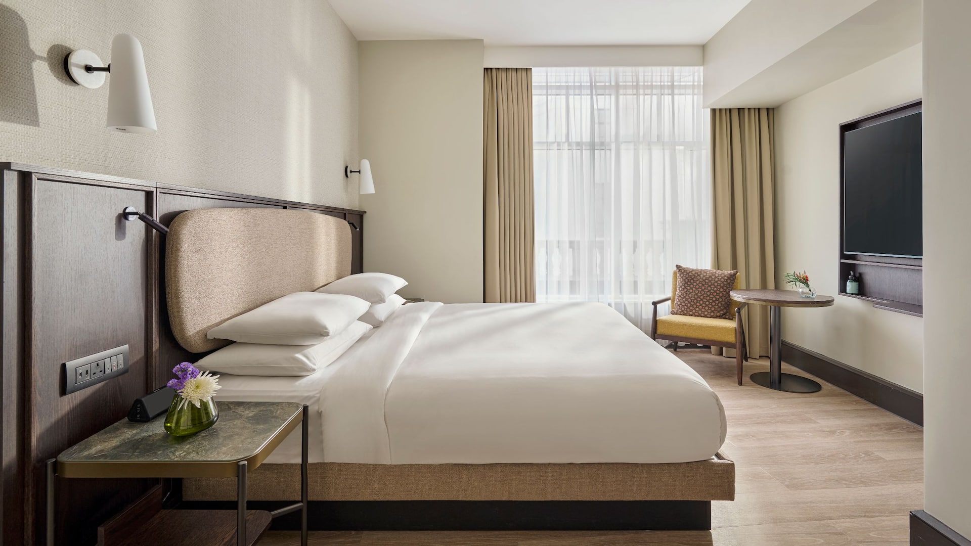 2 из 5 Hyatt Regency London Blackfriars Executive Suite City View Bedroom