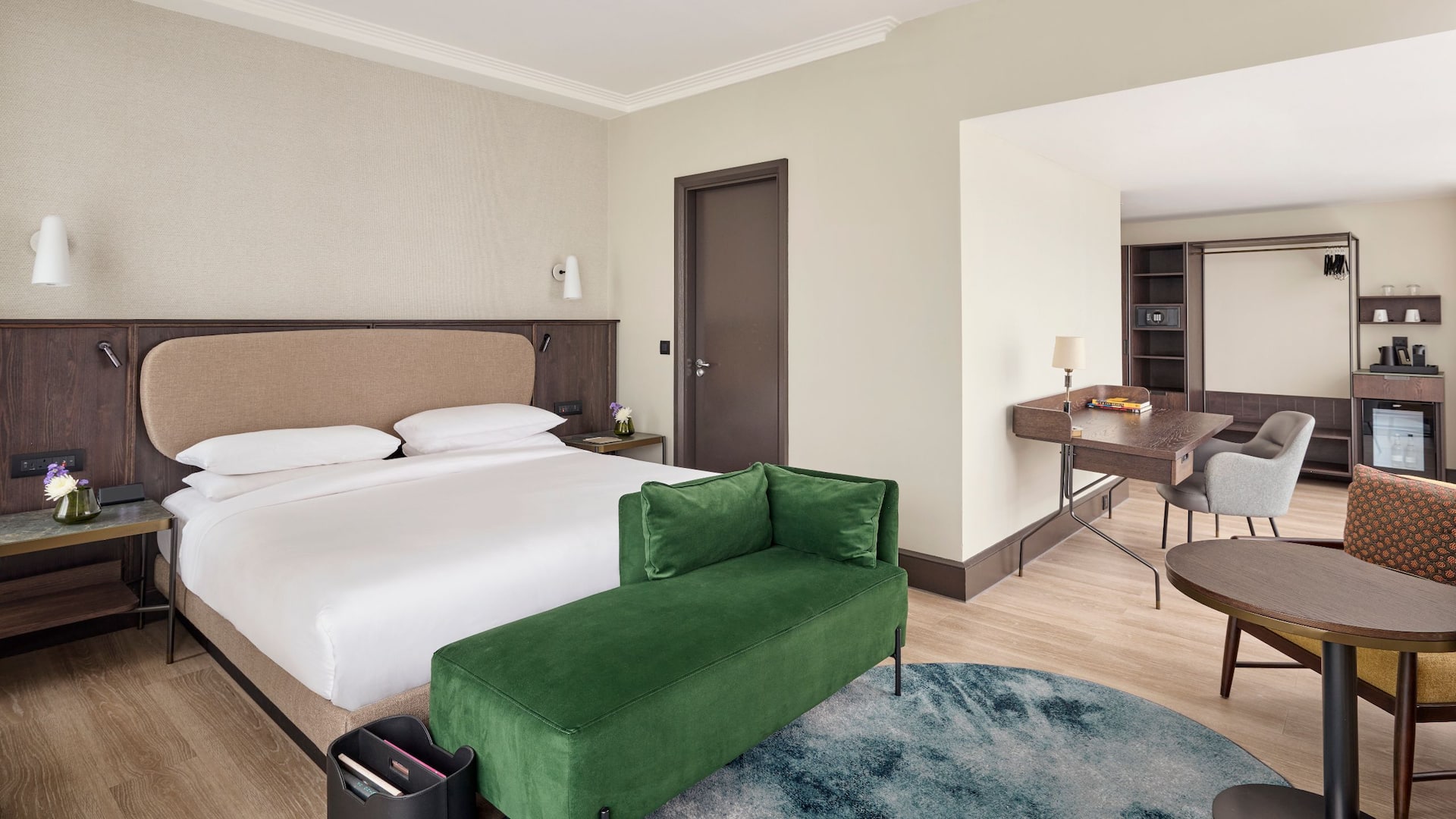 4 из 9 Hyatt Regency London Blackfriars Suite City View Wardrobe Desk