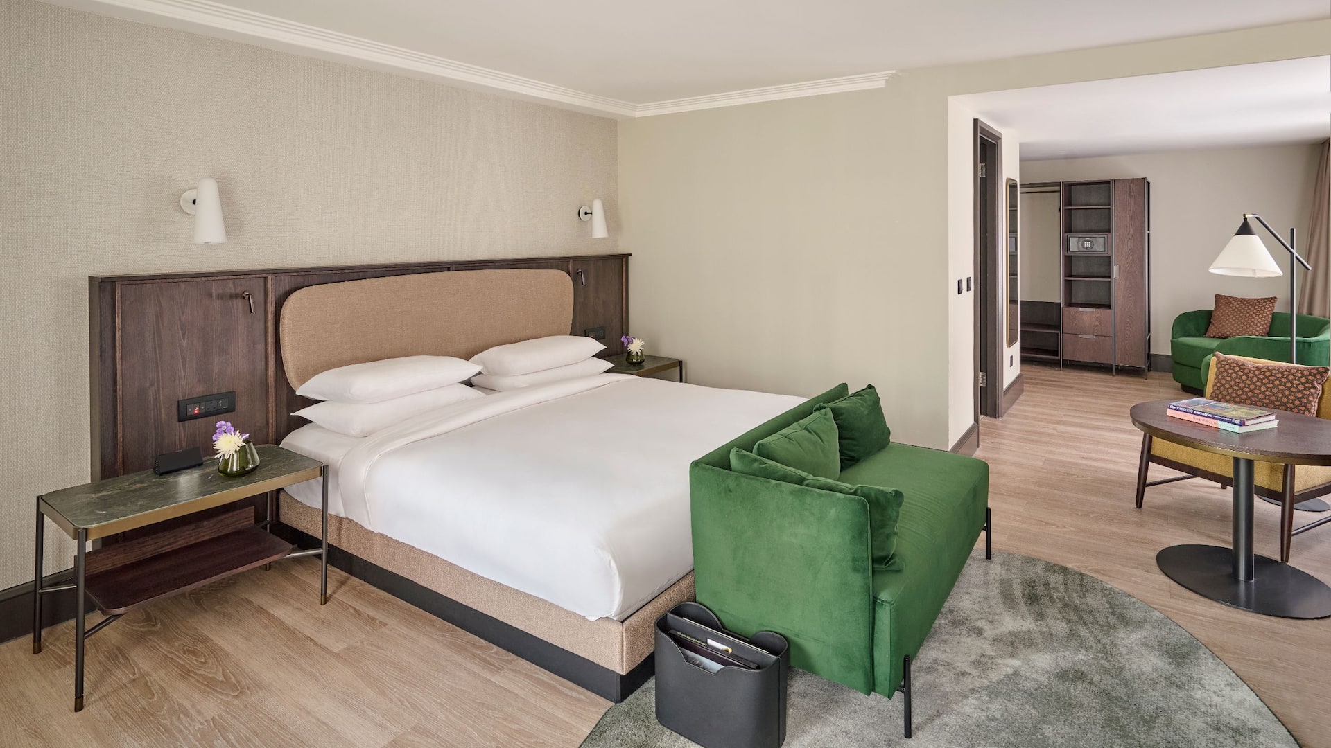 3 из 9 Hyatt Regency London Blackfriars Suite City View Wardrobe