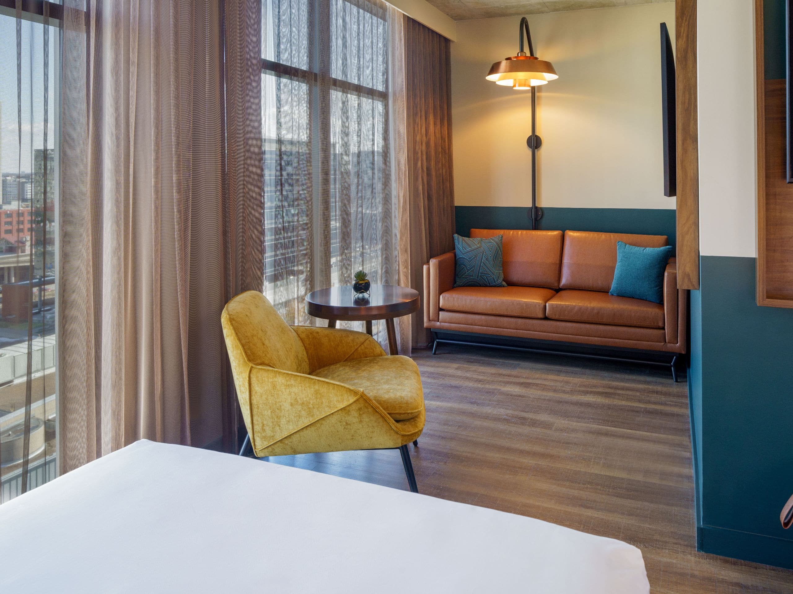 Caption by Hyatt Downtown Nashville – The Gulch Deluxe Double Sofa