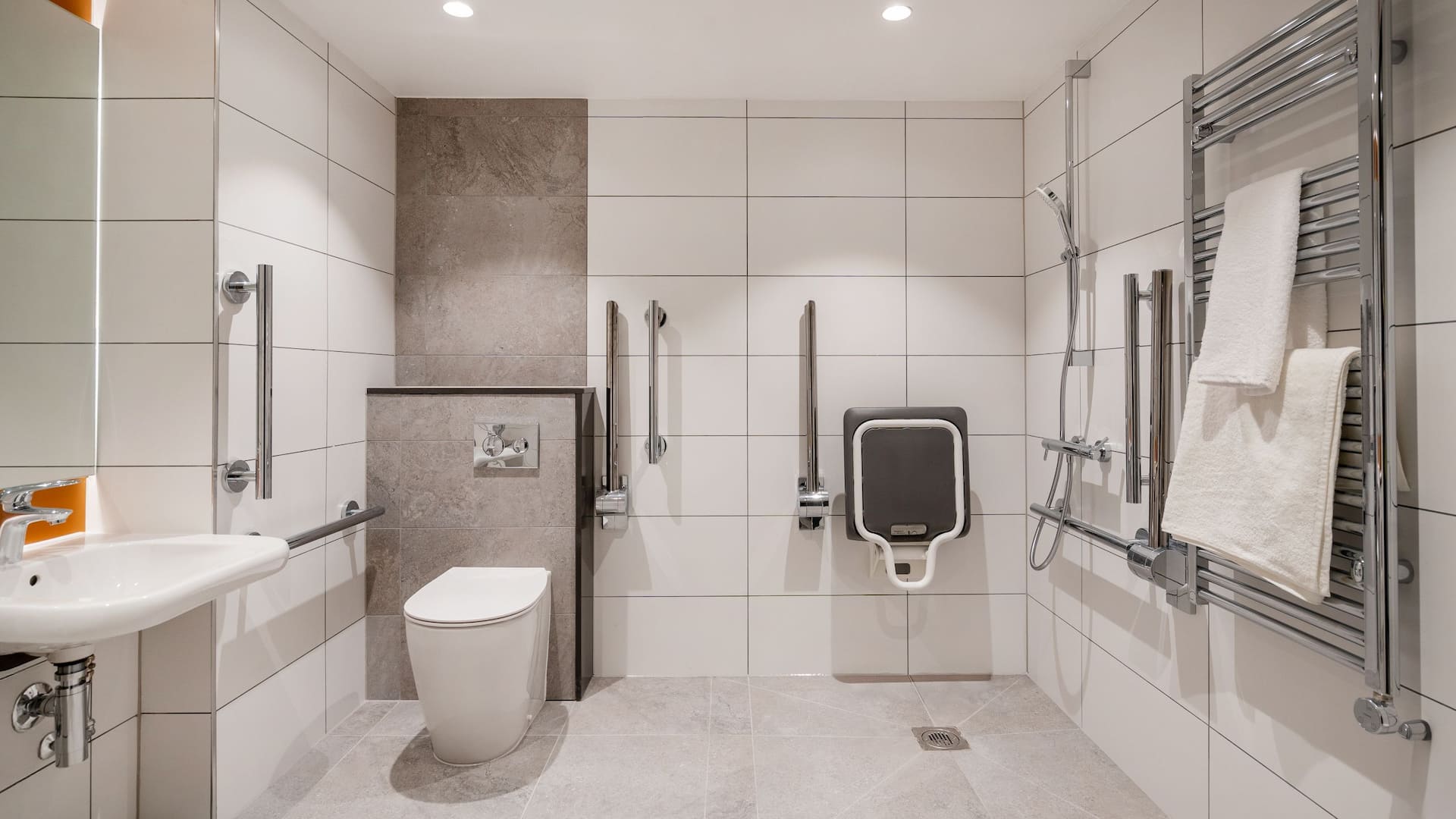 第 3，共 4 Hyatt Place Leeds Accessible Toilet Front View