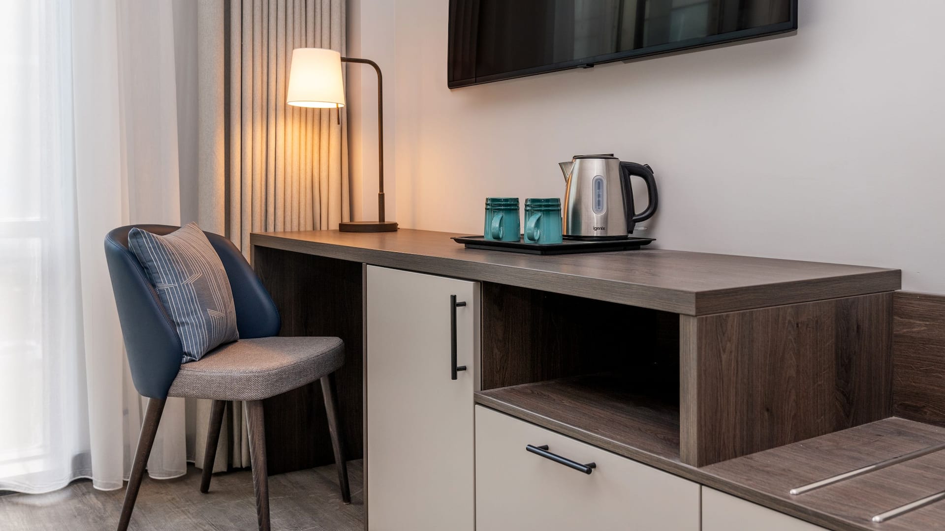 Hyatt Place Leeds Table And Chair