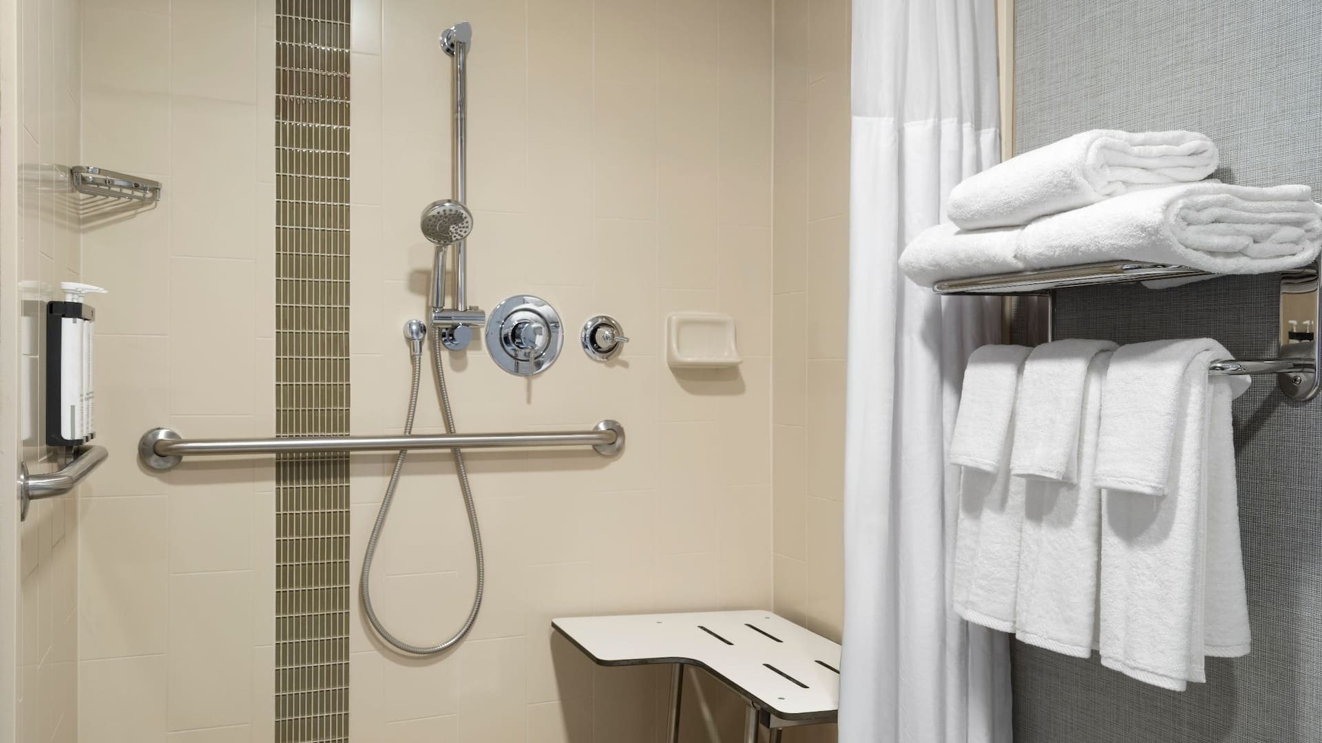 Hyatt Place Kansas City/Overland Park/Metcalf Accessible King Roll-in Shower