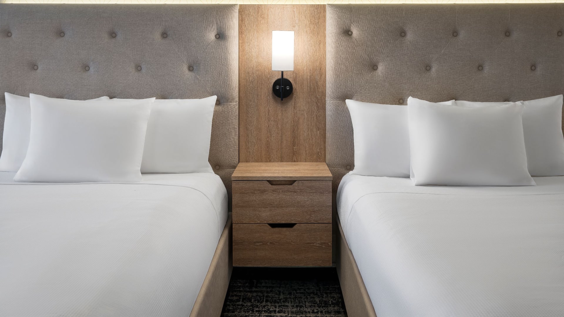 Hyatt Place Kansas City/Overland Park/Metcalf Accessible Double Nightstand