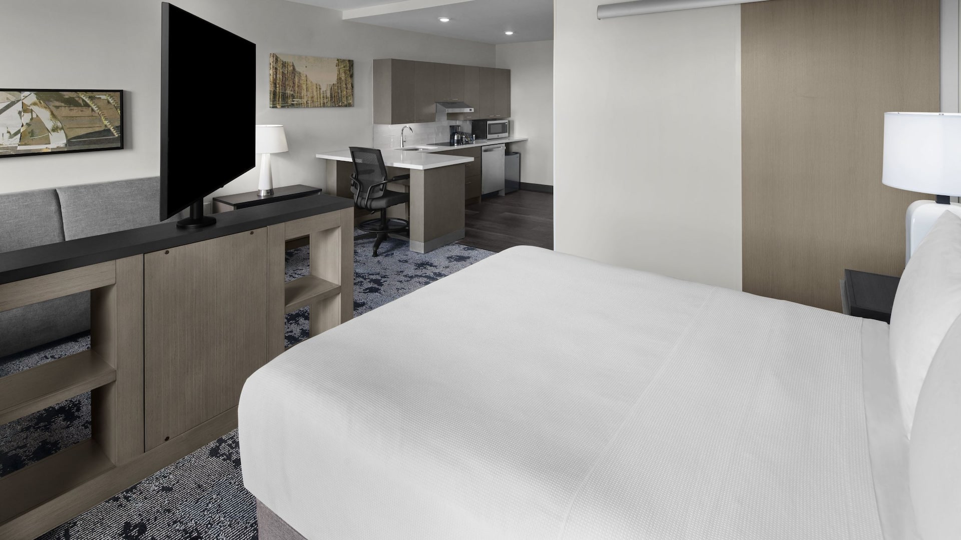 Hyatt House Raleigh Downtown / Seaboard Station One Queen Studio Suite Accessible Roll-in Shower