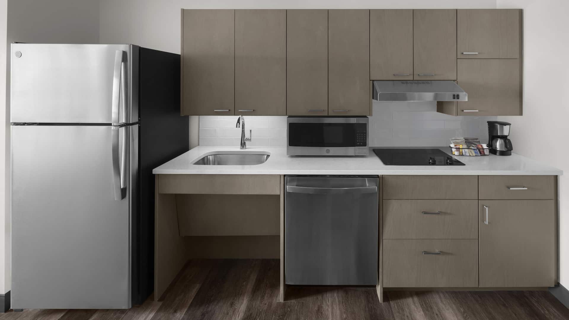 4 von 4 Hyatt House Raleigh Downtown / Seaboard Station Studio Suite Accessible Kitchen