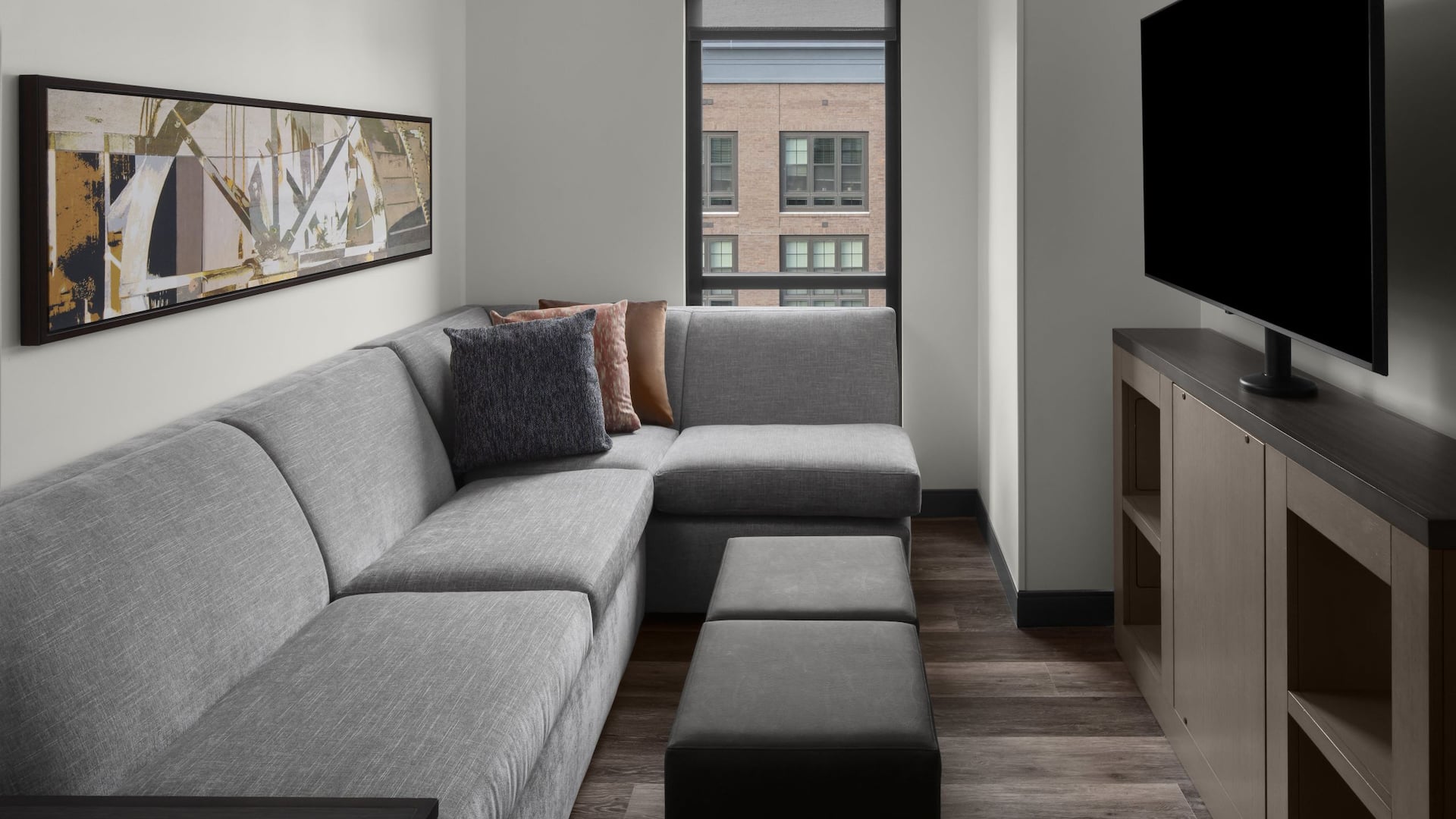 2 von 4 Hyatt House Raleigh Downtown / Seaboard Station One Bedroom Suite Accessible Living Room