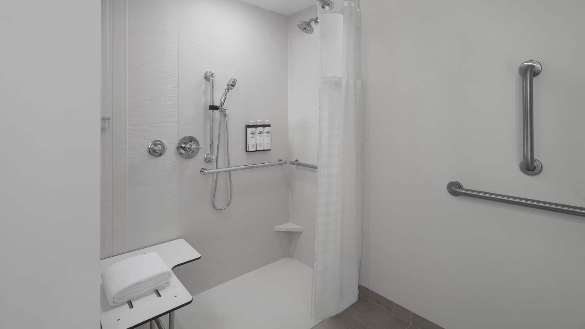 2 von 3 Hyatt House Raleigh Downtown / Seaboard Station Accessible Bathroom Roll-in Shower