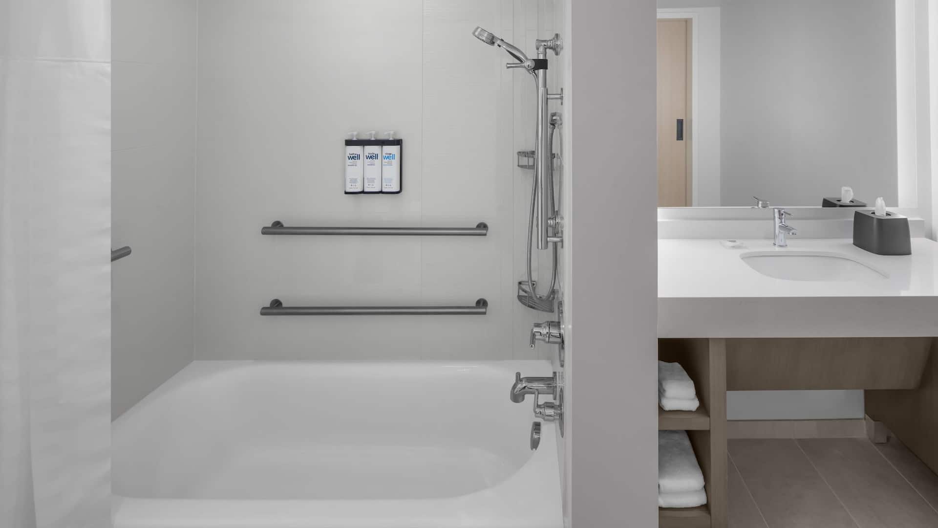 2 von 4 Hyatt House Raleigh Downtown / Seaboard Station Accessible Bathroom With Tub