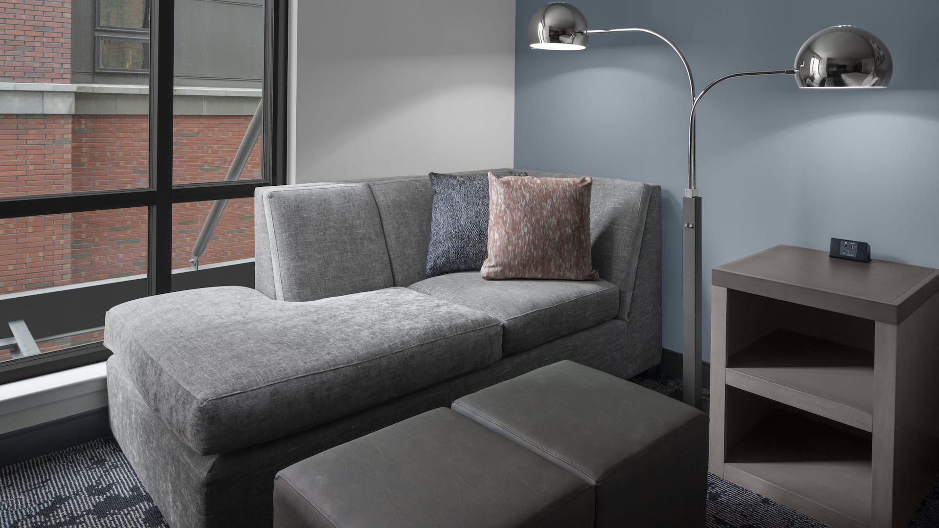 3 von 3 Hyatt House Raleigh Downtown / Seaboard Station Guestroom Chaise Lounge