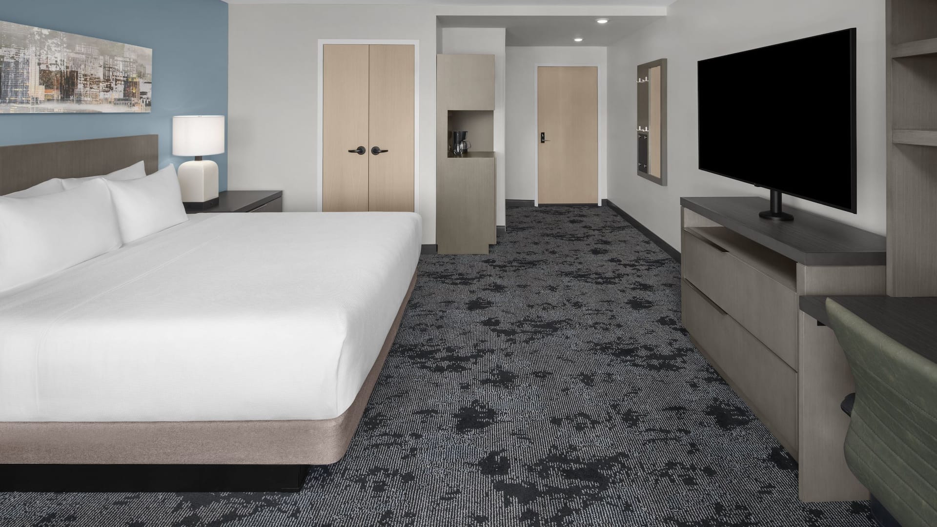 1 von 3 Hyatt House Raleigh Downtown / Seaboard Station Den Guestroom With King Bed Layout