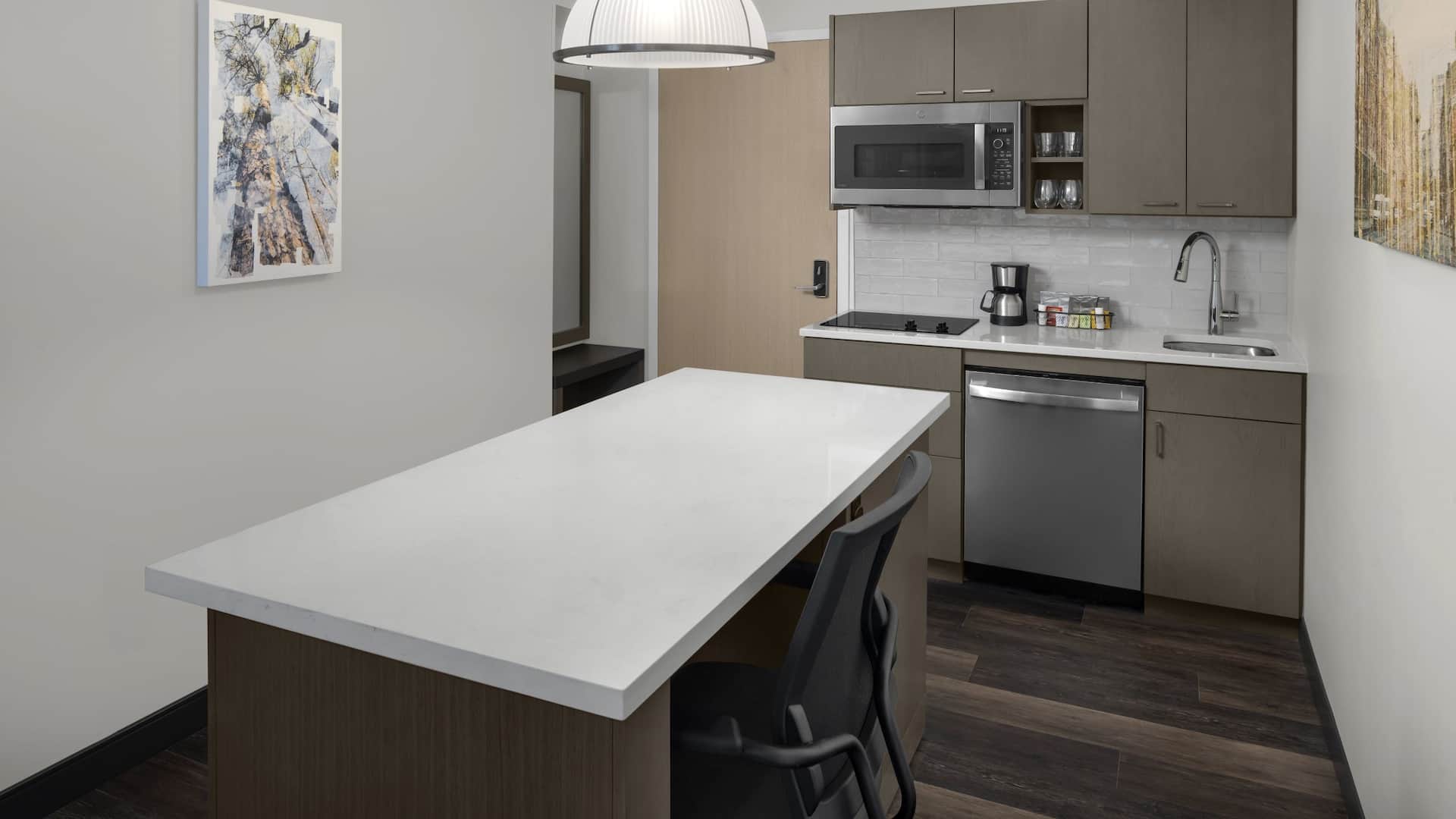 2 von 5 Hyatt House Raleigh Downtown / Seaboard Station King Studio Suite City View Kitchen