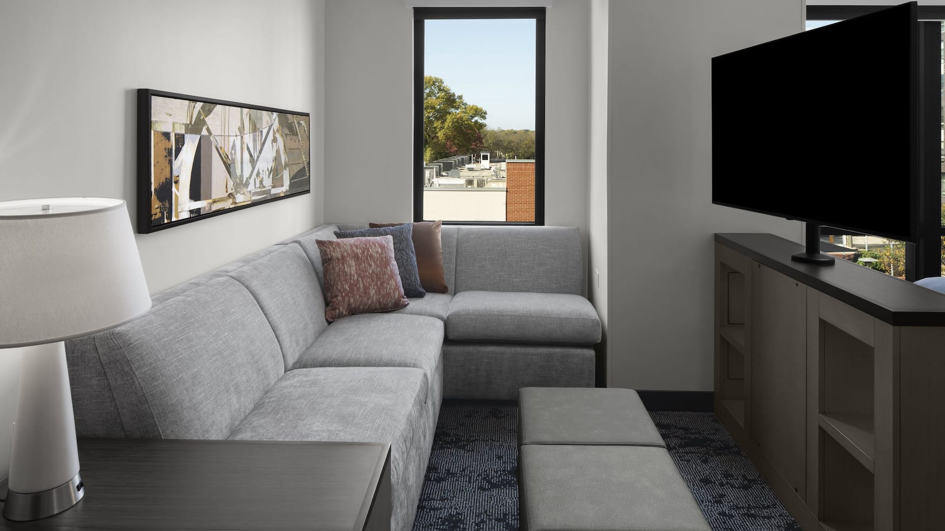 3 von 5 Hyatt House Raleigh Downtown / Seaboard Station King Studio Suite City View Living Room