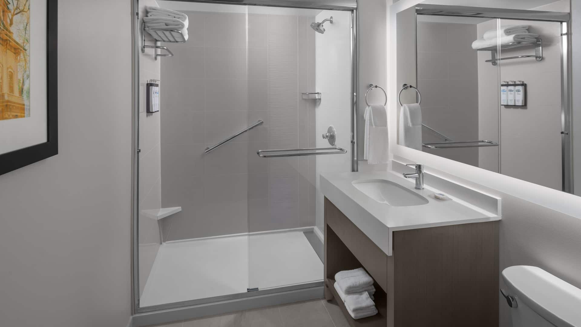 2 von 4 Hyatt House Raleigh Downtown / Seaboard Station Standard Bath