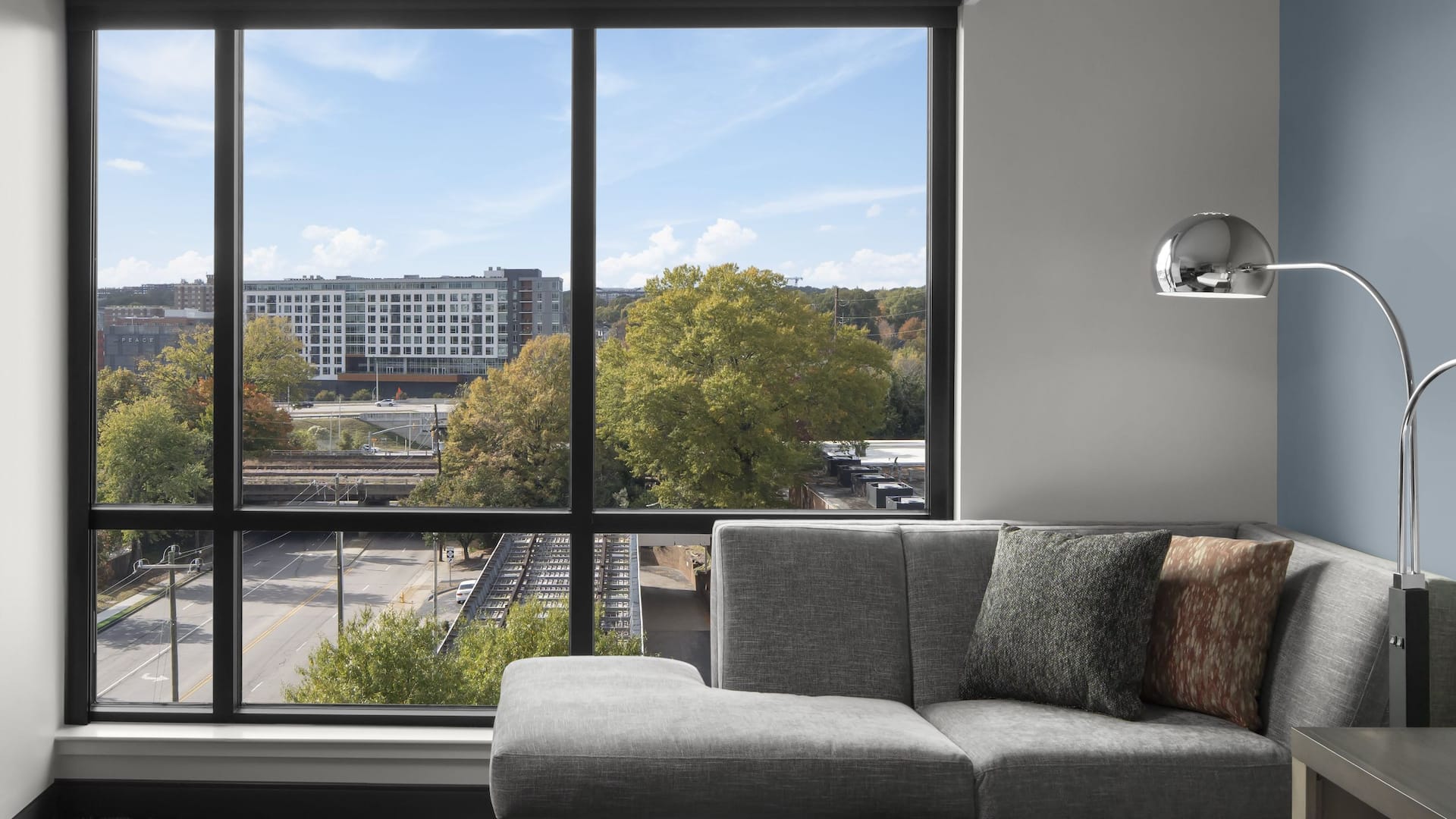 3 von 4 Hyatt House Raleigh Downtown / Seaboard Station Den One King City View Window