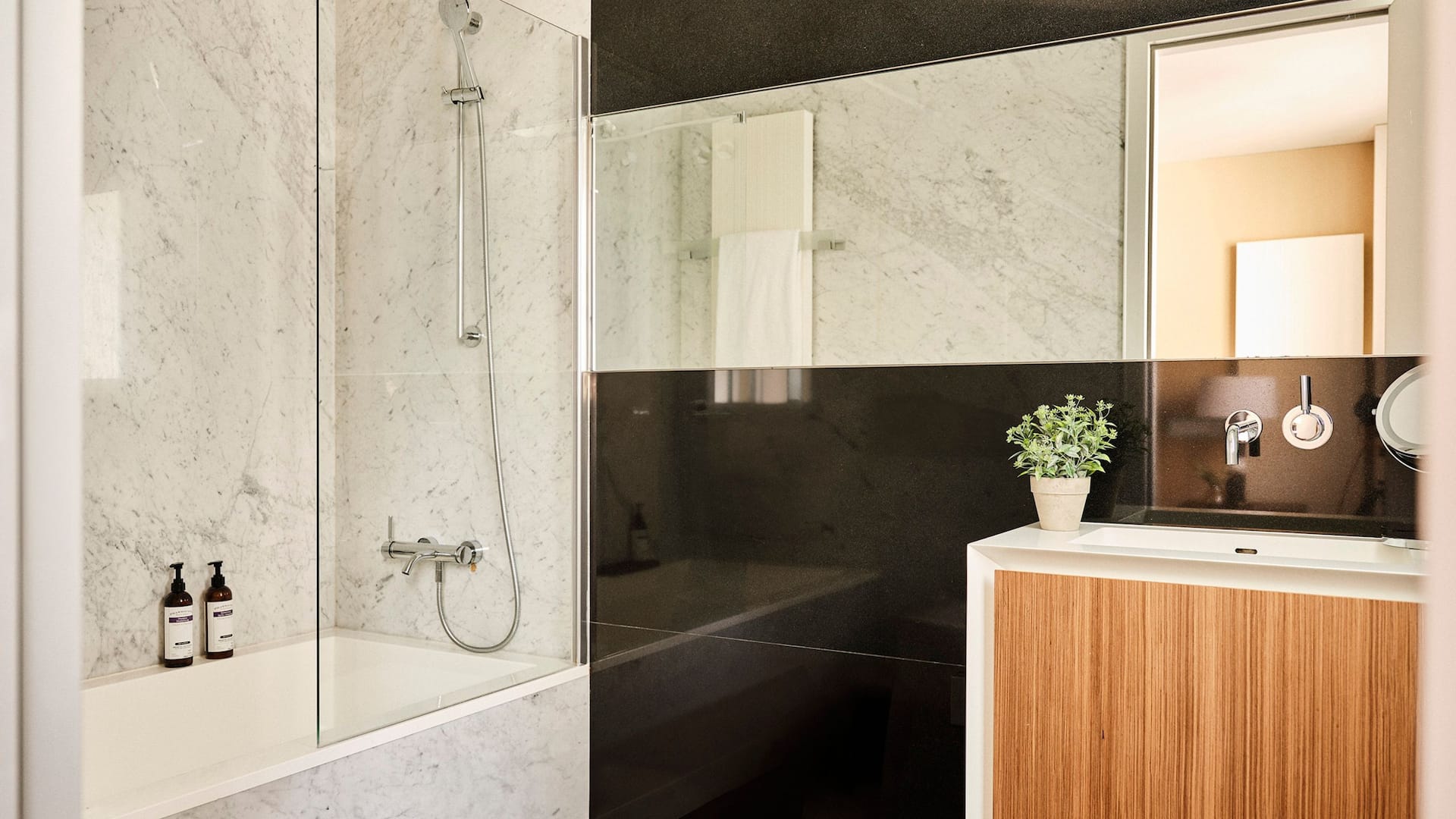 7/7 Hyatt Regency Madrid Residences One Bedroom Terrace Apartment Bathroom