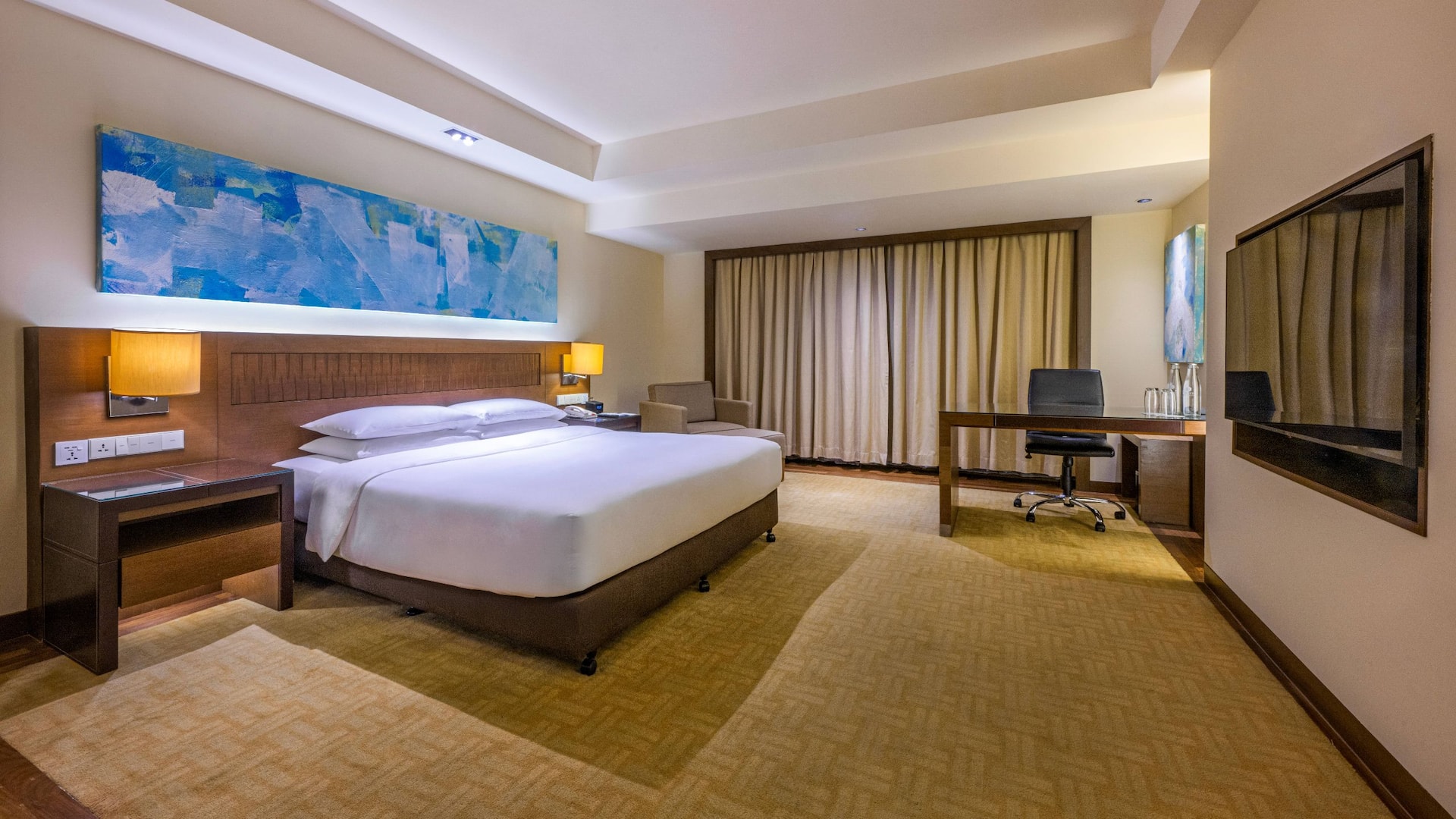 1 von 2 Hyatt Regency Kinabalu King Bed With Desk