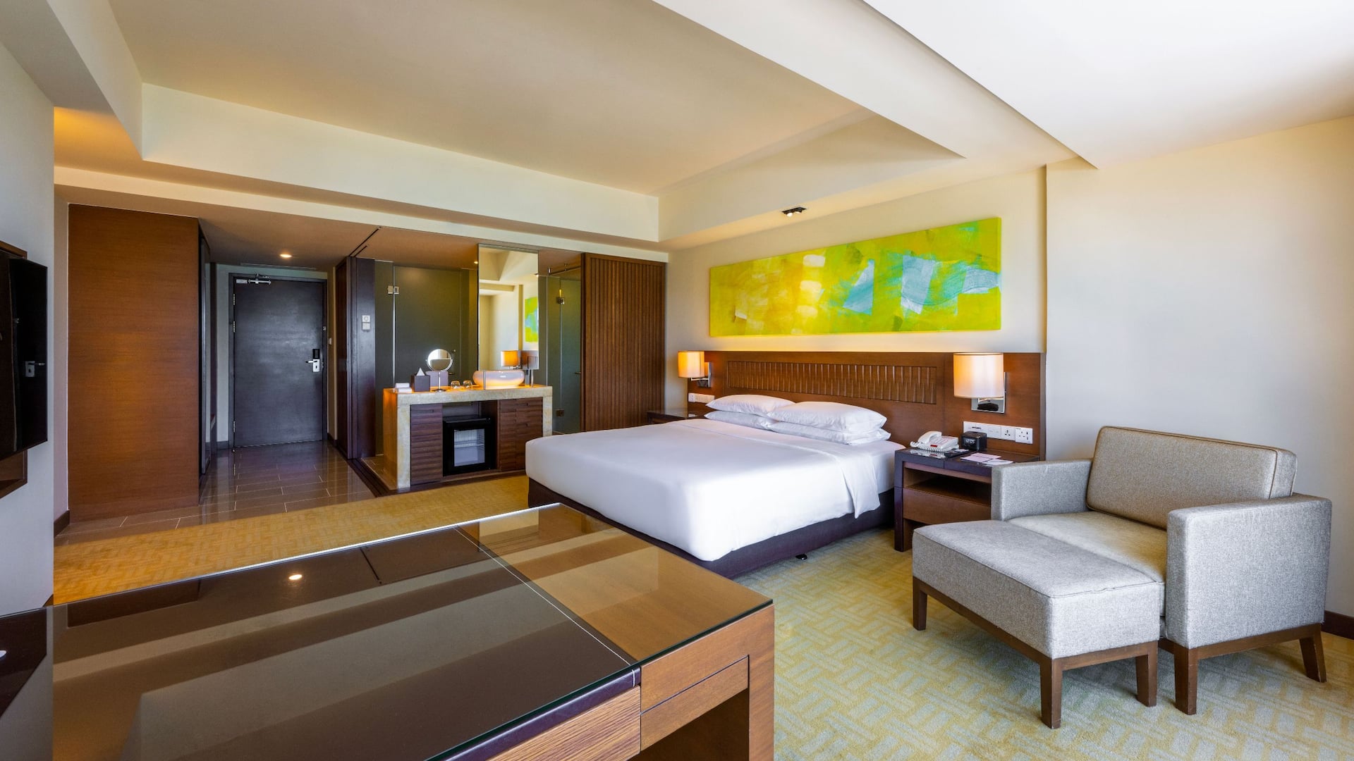 2 von 2 Hyatt Regency Kinabalu King Bed With Bathroom And Desk
