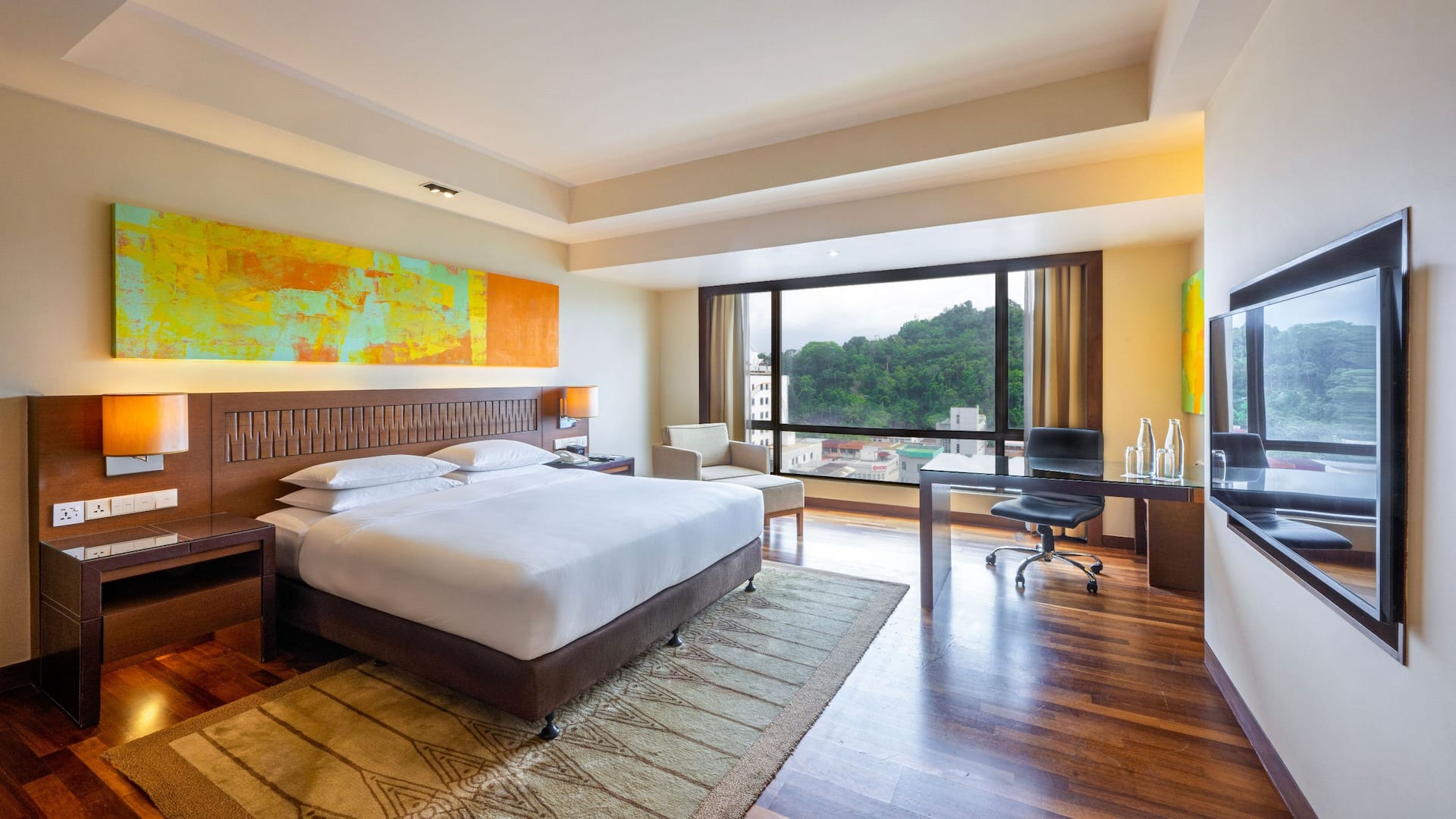 1/2 Hyatt Regency Kinabalu King Bed With View And Wall Art