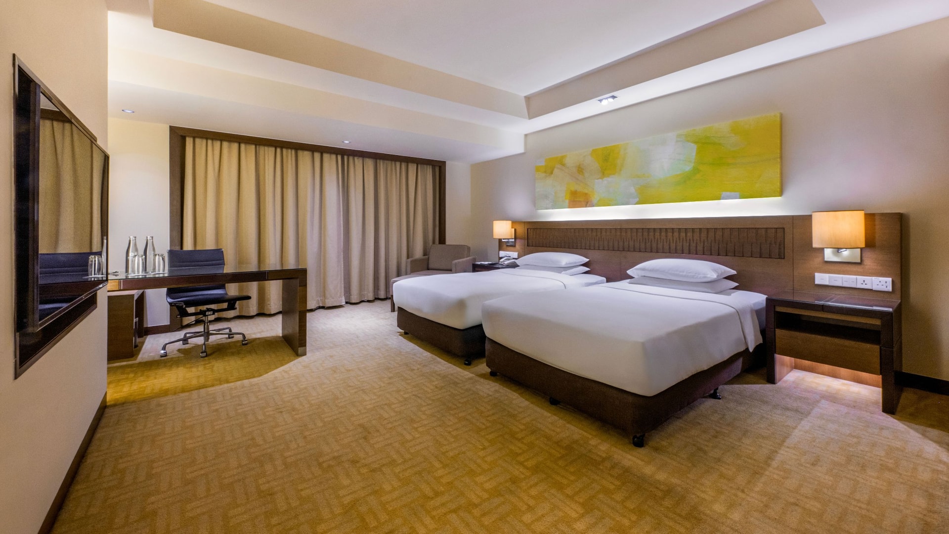2 von 2 Hyatt Regency Kinabalu Twin Bed Room Layout With Desk