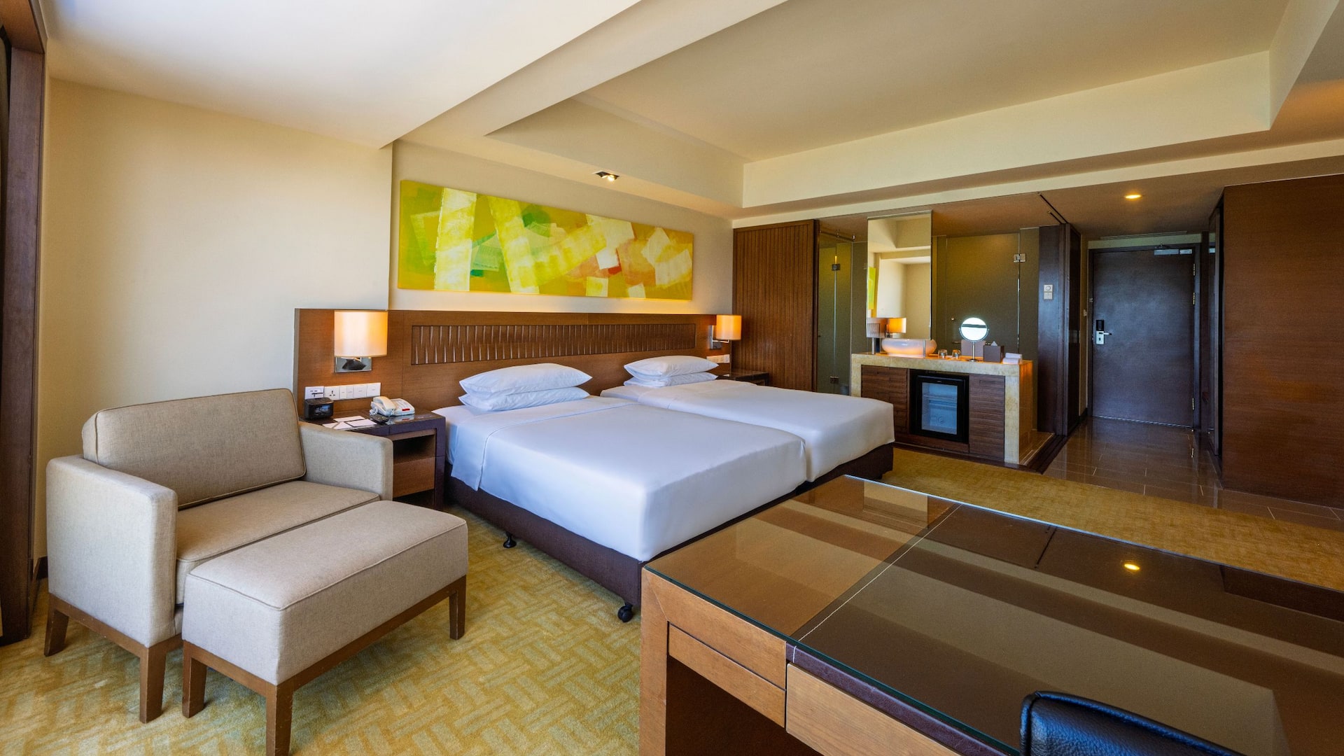2 von 2 Hyatt Regency Kinabalu Twin Bed With Bathroom And Wall Art