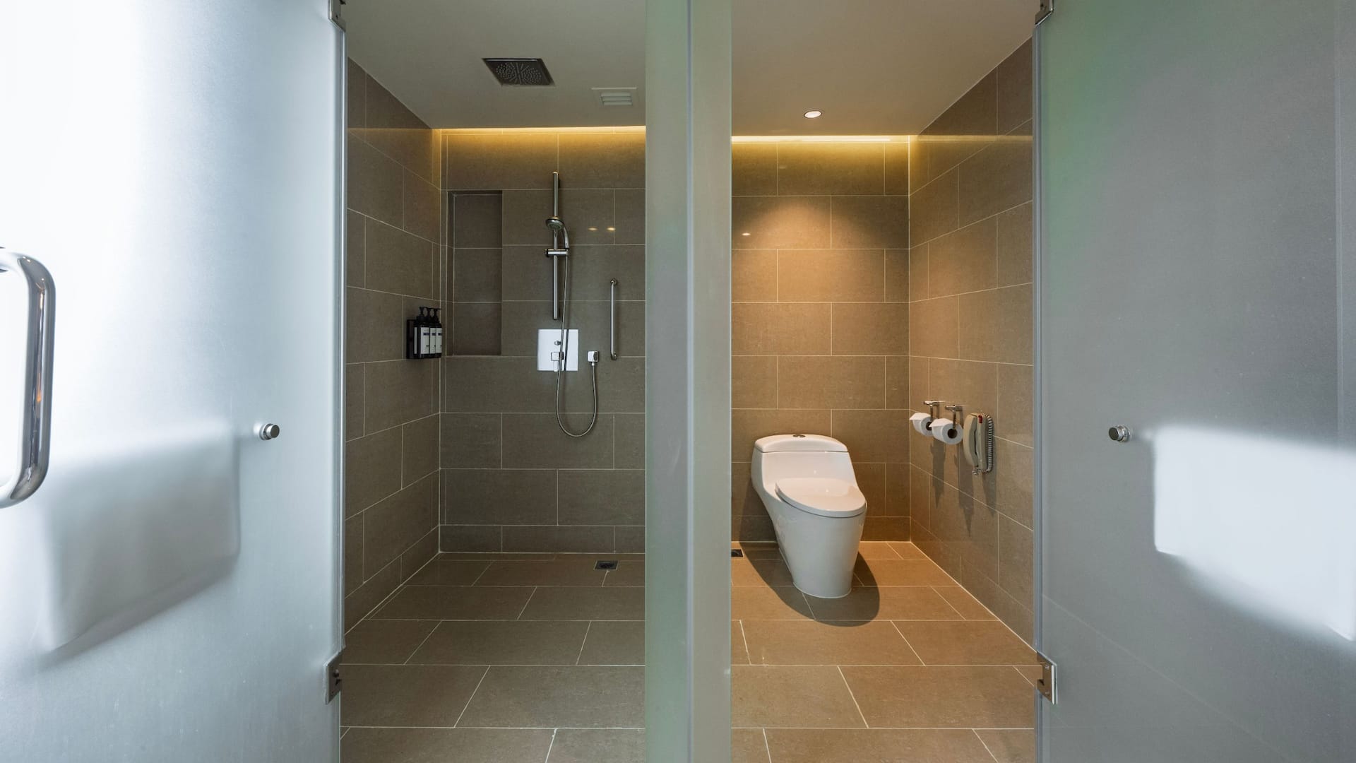 4 von 5 Hyatt Regency Kinabalu Regency Executive Suite Bathroom