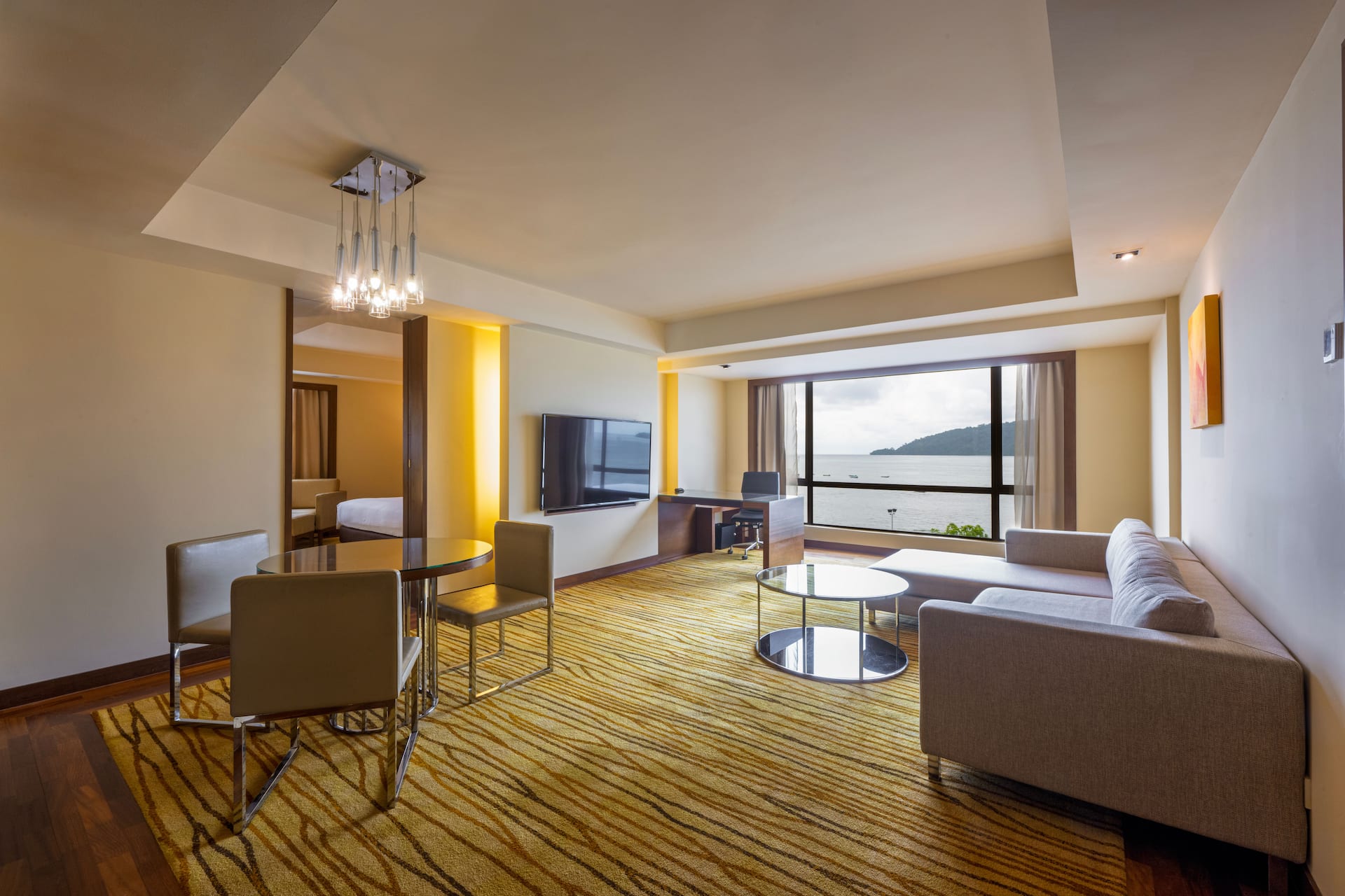 2 von 5 Hyatt Regency Kinabalu Regency Executive Suite Living Room