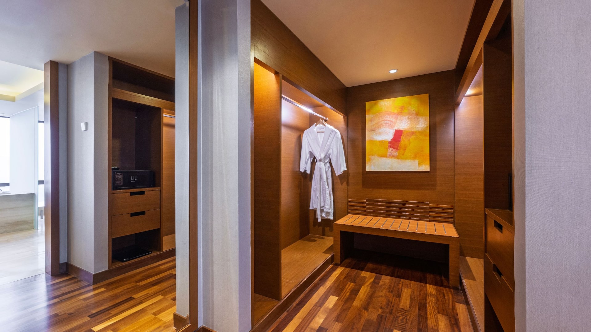 7 von 7 Hyatt Regency Kinabalu Presidential Suite Bathrobe
