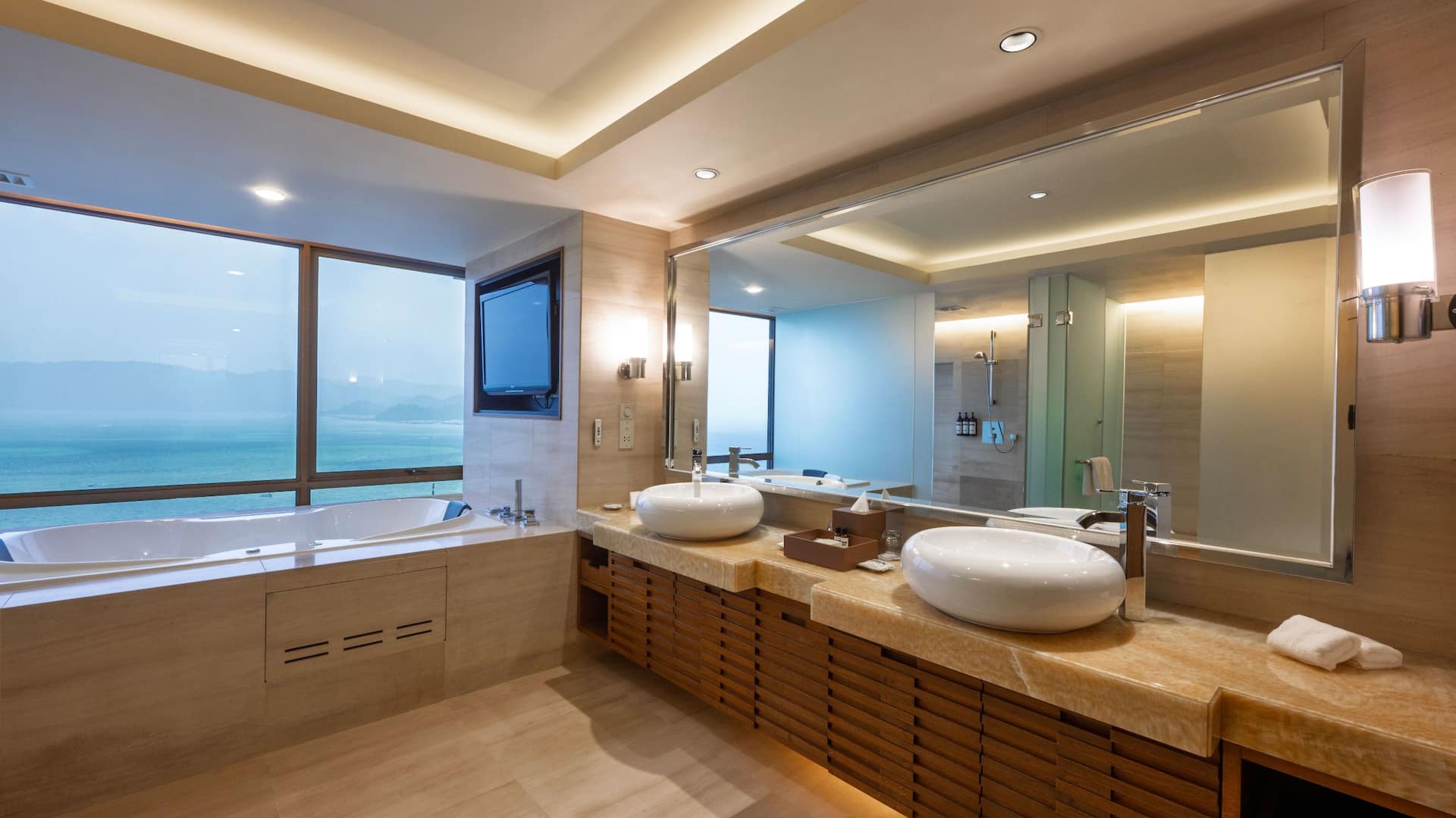 5 von 7 Hyatt Regency Kinabalu Presidential Suite Bathroom