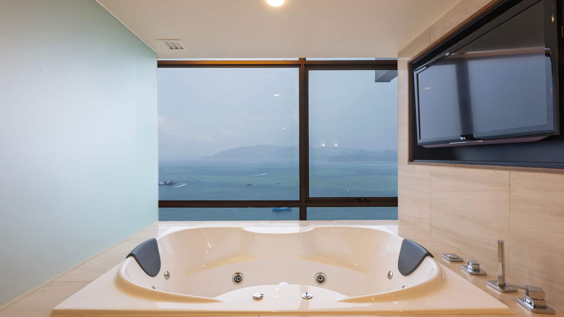 6 von 7 Hyatt Regency Kinabalu Presidential Suite Bathtub