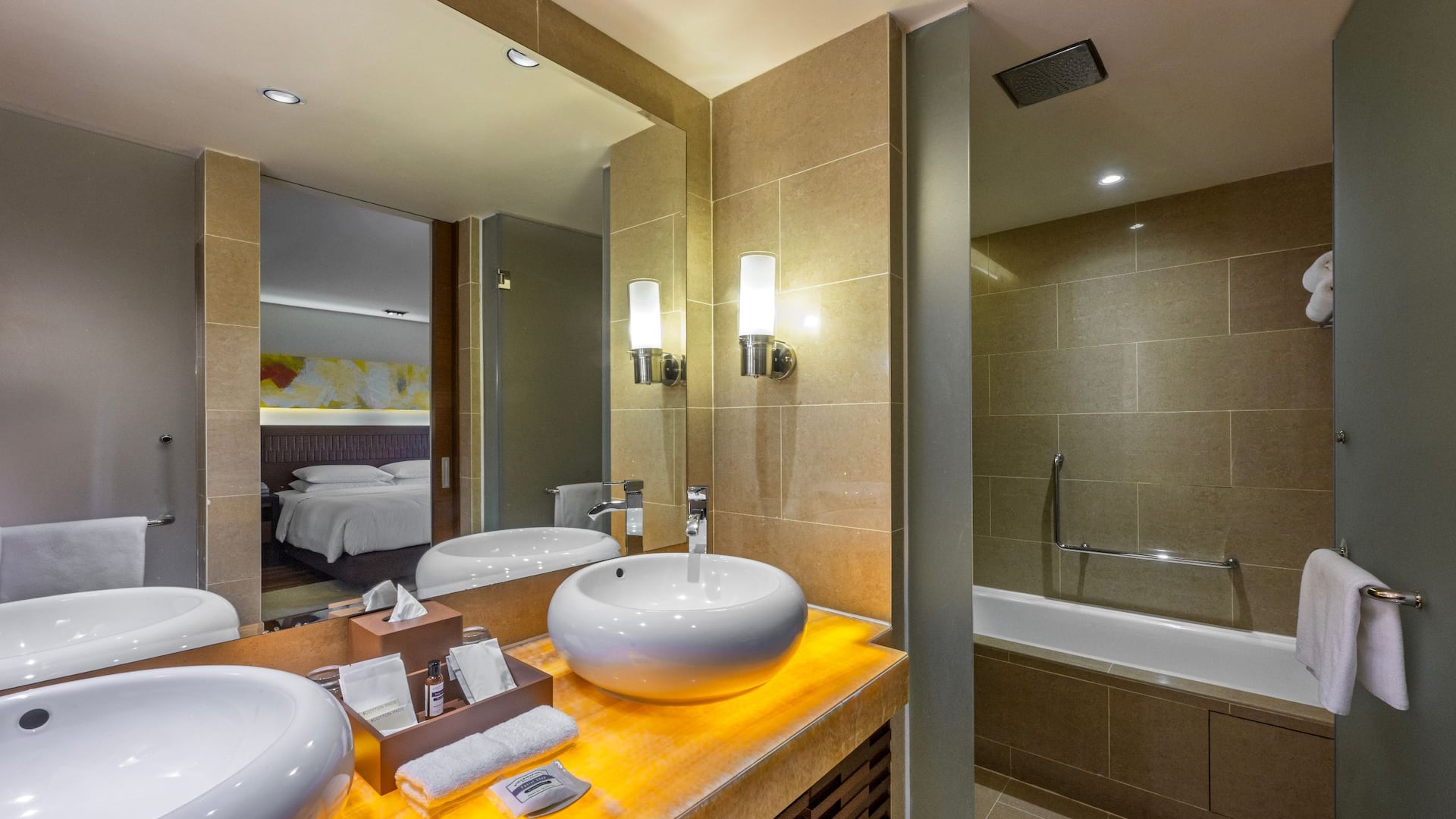3 von 4 Hyatt Regency Kinabalu Regency Suite Bathroom
