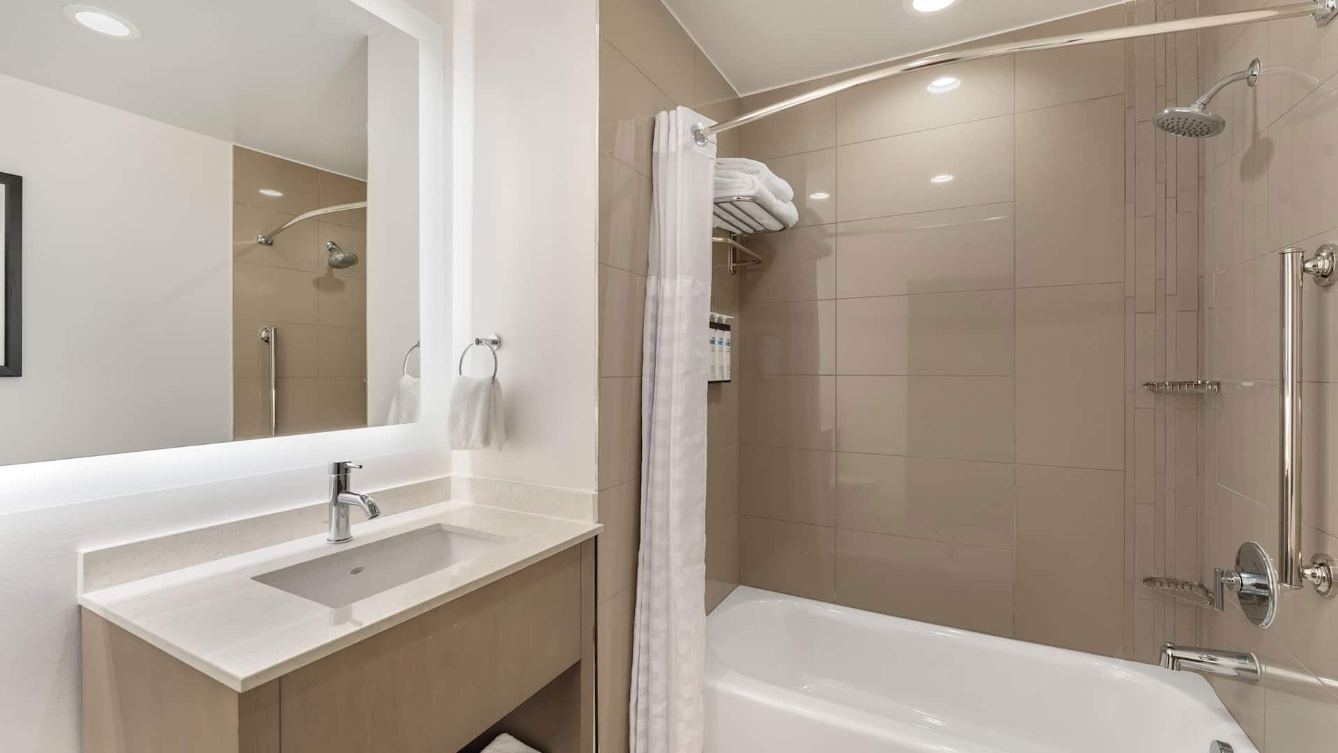 7 de 7 Hyatt House Orlando / International Drive Bathroom Sink And Tub Shower