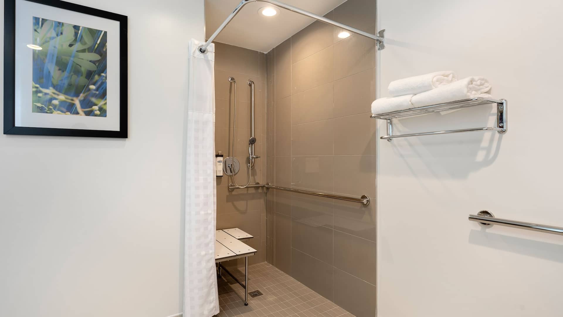 3 de 3 Hyatt House Orlando / International Drive Accessible Shower
