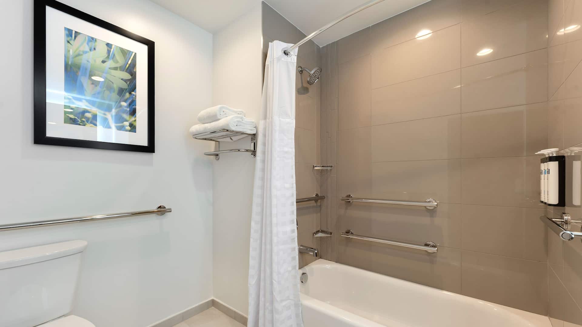 4 de 4 Hyatt House Orlando / International Drive Accessible Tub Shower