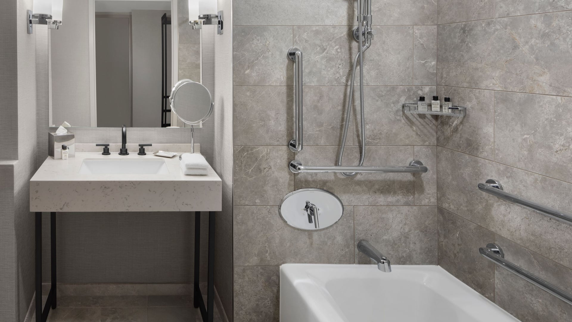 2 de 4 Hyatt Regency Jersey City on the Hudson Accessible Bathroom Tub