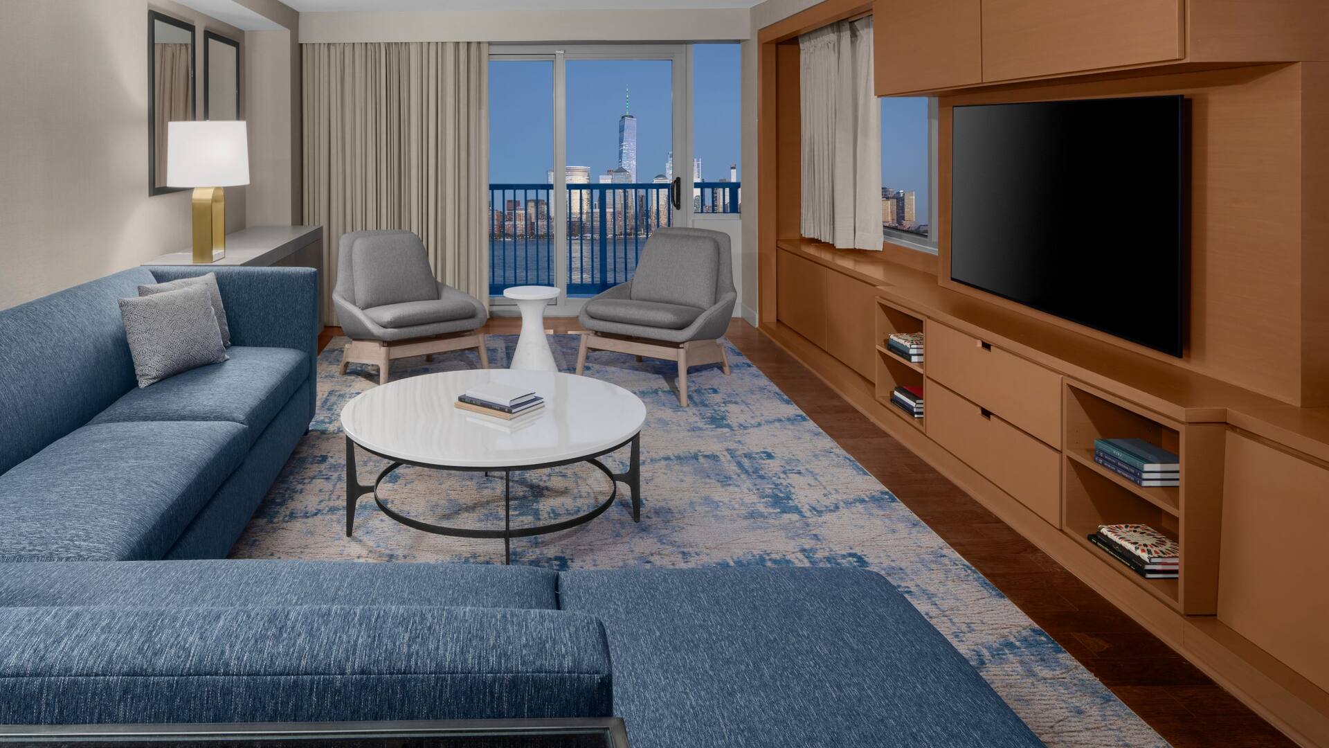 1 de 5 Hyatt Regency Jersey City on the Hudson Hudson River Suite Living Room