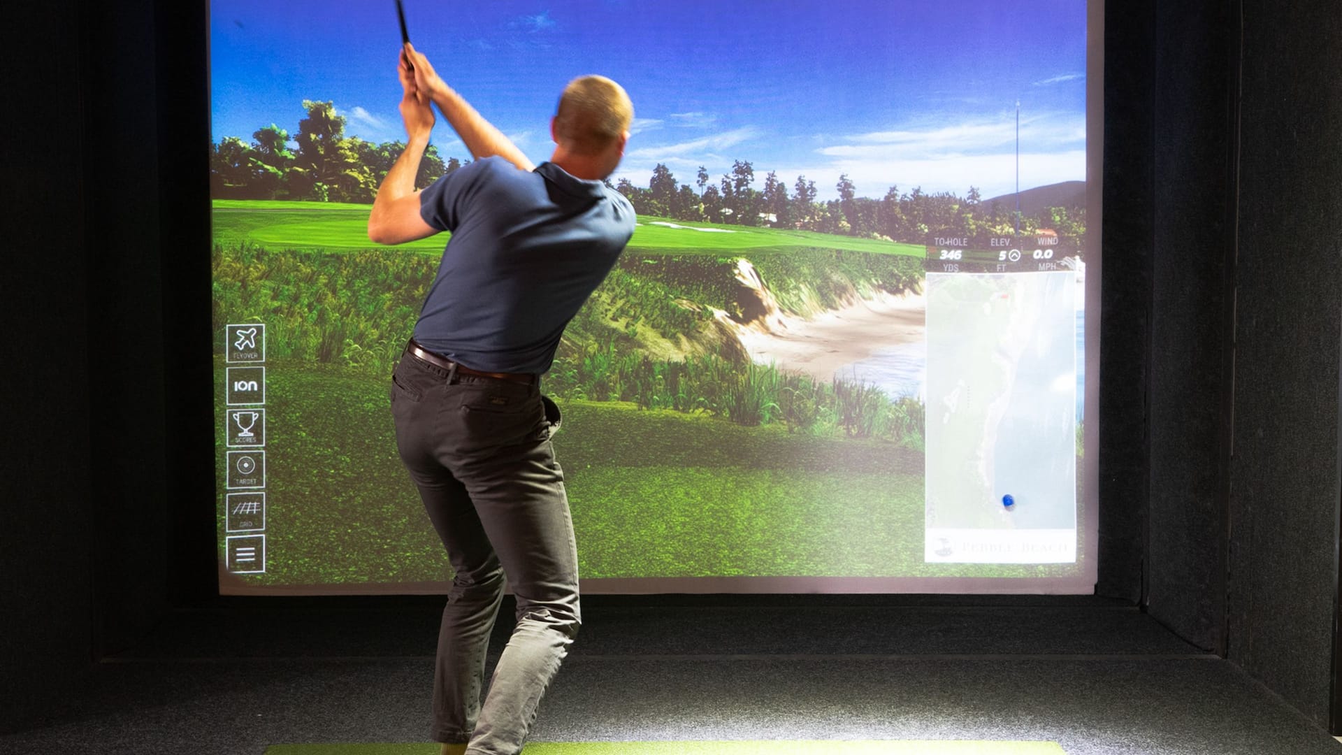 1 de 2 Grand Hyatt Vail Top Golf Swing Suite Man Swinging Golf Club