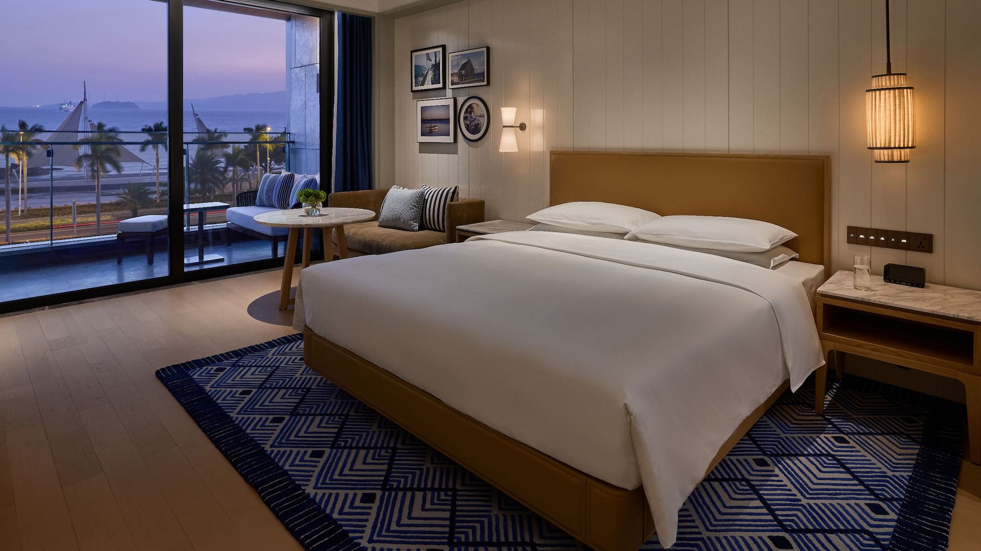 第 2，共 3 Hyatt Centric Ocean Front Xiamen King Bed Sea View Balcony Premium Blue