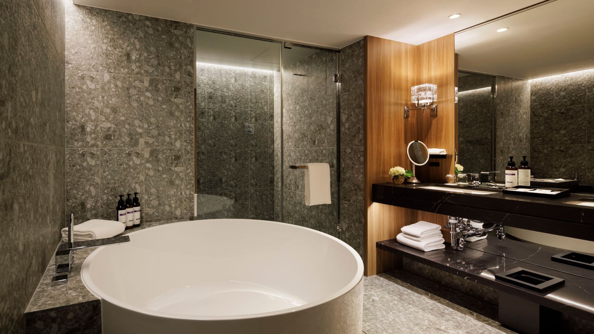 4 von 5 Hyatt Regency Tokyo Park View Studio Bathroom