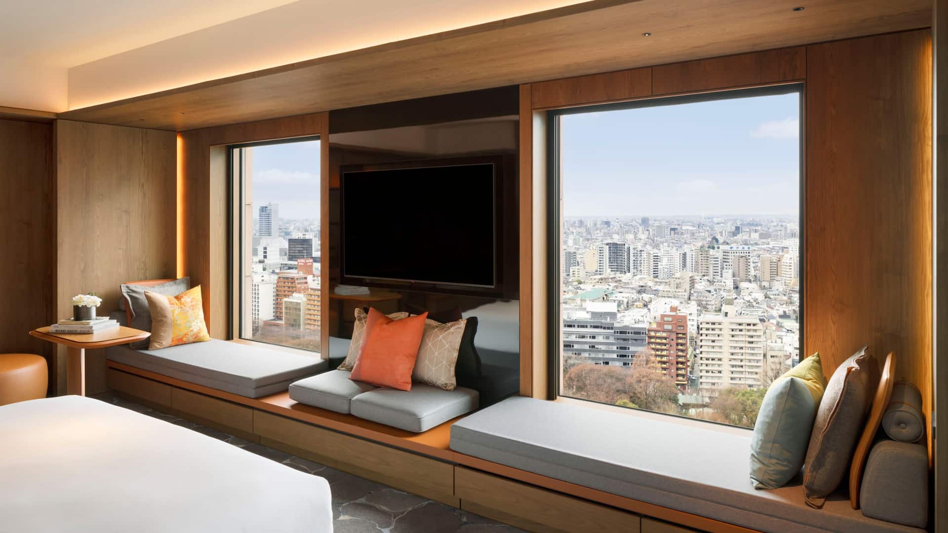 2 von 5 Hyatt Regency Tokyo Park View Studio Seating Area