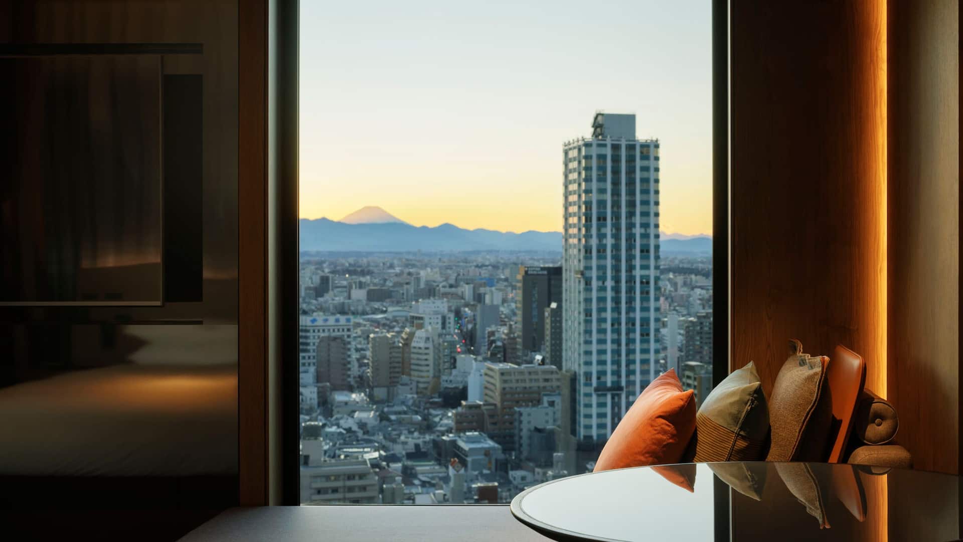 3 von 5 Hyatt Regency Tokyo Park View Studio Seating Area View