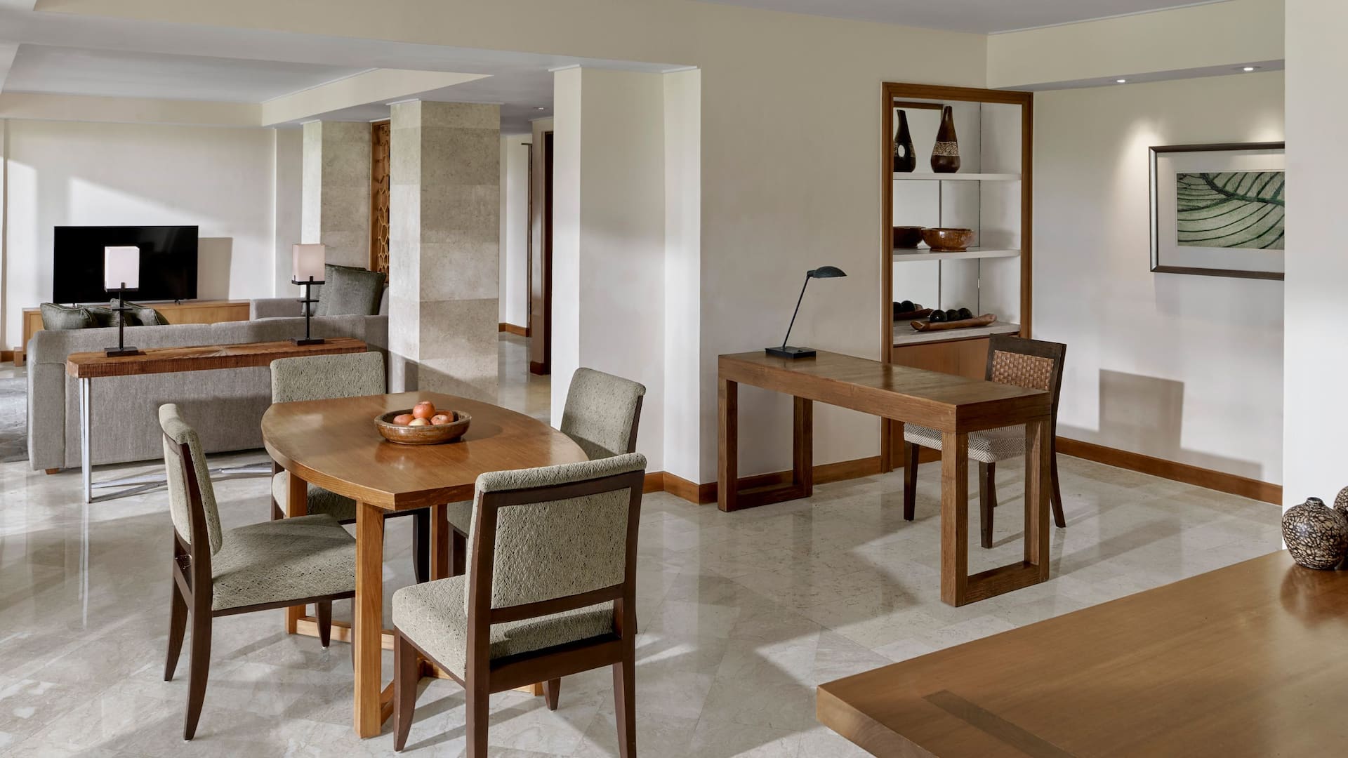 1 de 5 Grand Hyatt Bali Ambassador Suite Dining Area