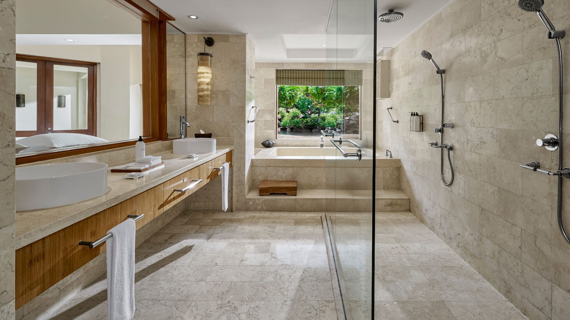 4 de 6 Grand Hyatt Bali Club Executive Suite King Bathroom