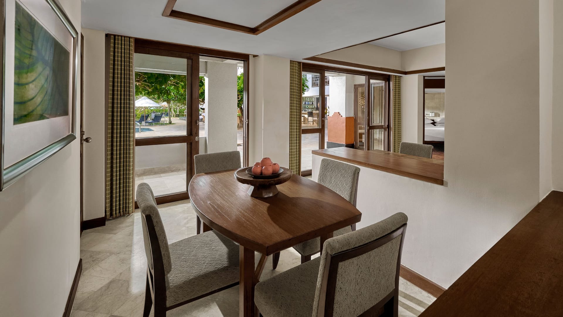 3 de 6 Grand Hyatt Bali Club Executive Suite King Dining Area