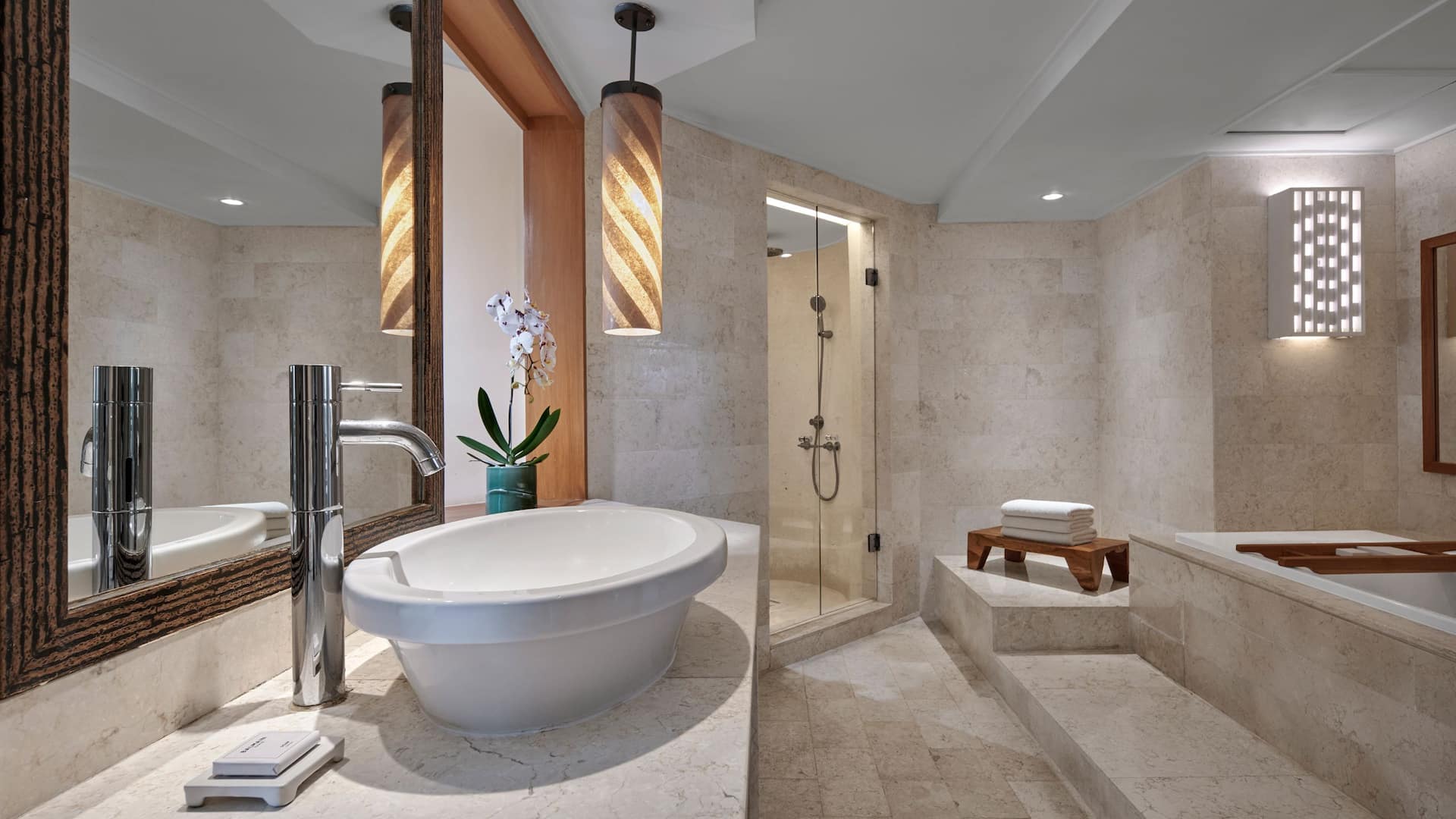 3 de 4 Grand Hyatt Bali Grand Executive Suite King Bathroom View