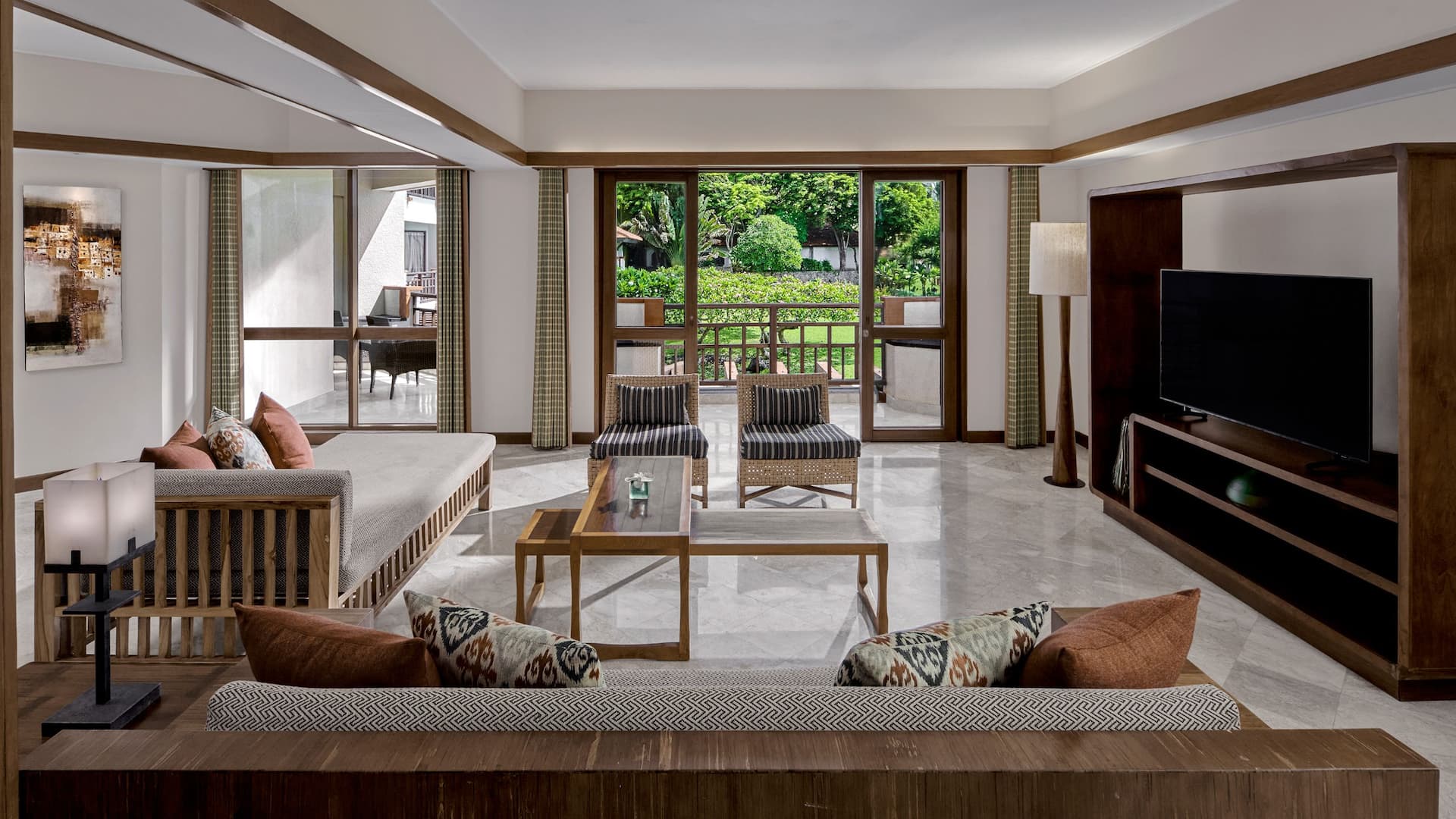 2 de 6 Grand Hyatt Bali Grand Executive Suite King Living Room