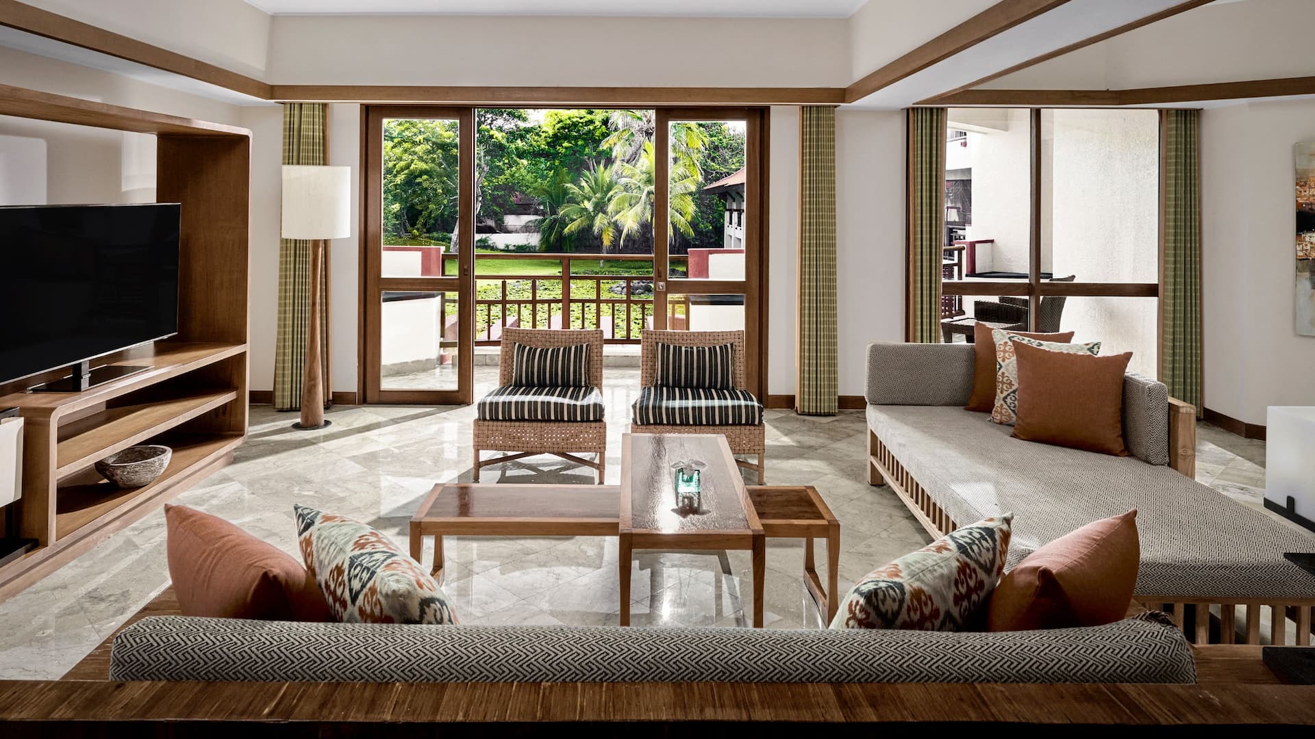 2 de 4 Grand Hyatt Bali Grand Executive Suite Twin Living