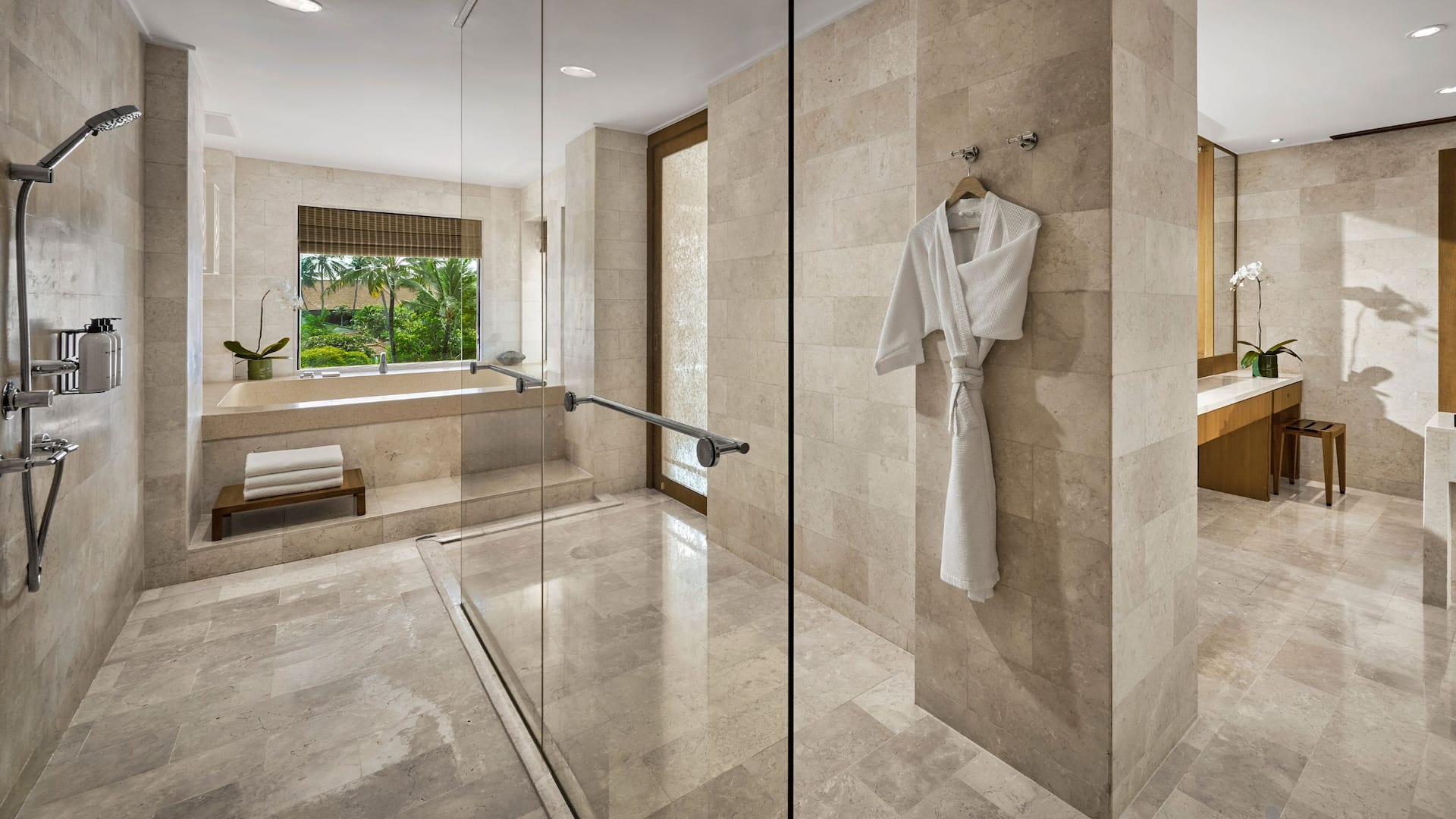 5 de 7 Grand Hyatt Bali Presidential Suite Bathroom